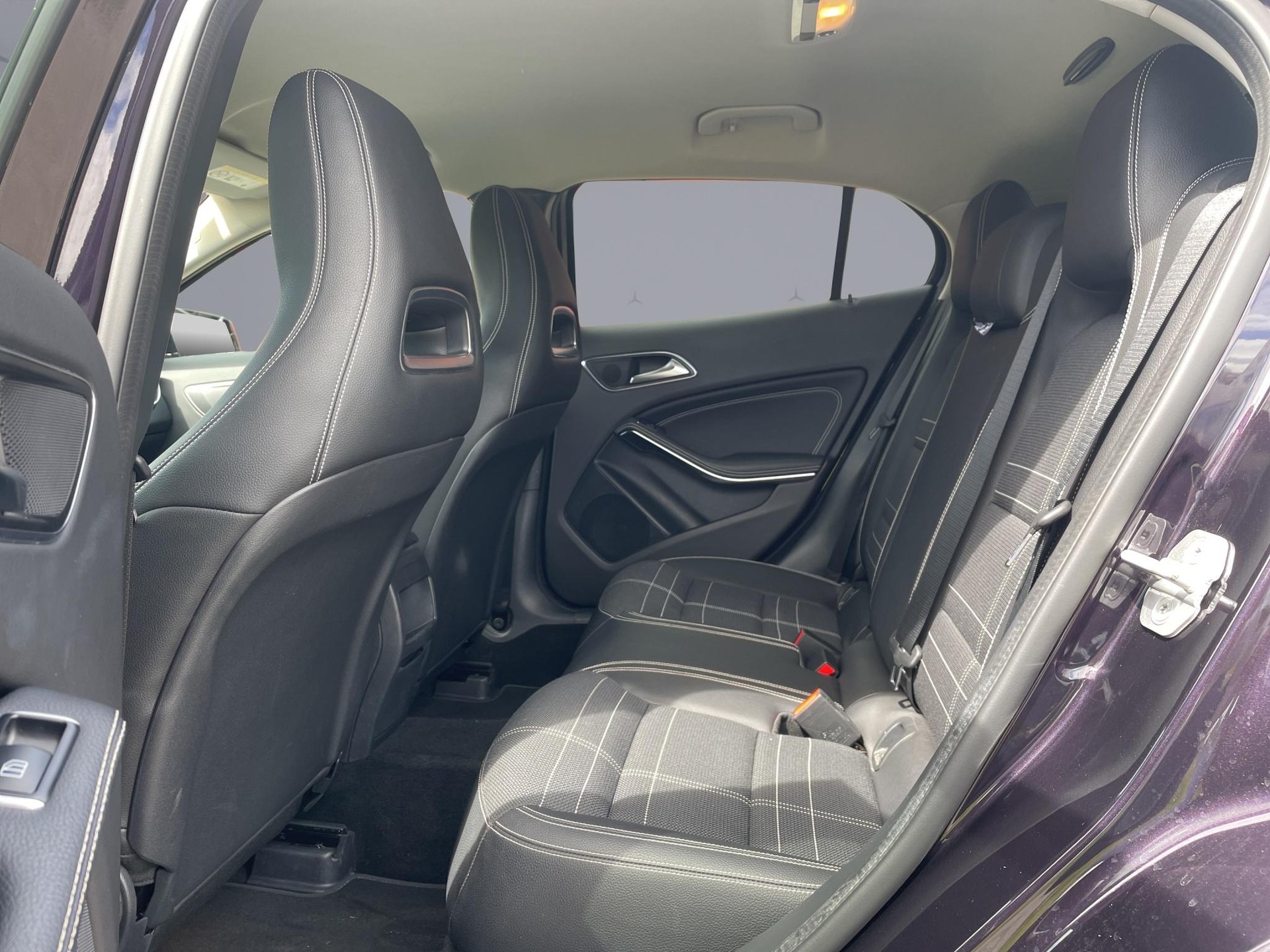 MERCEDES-BENZ GLA 200 d Urban 4M-image-12
