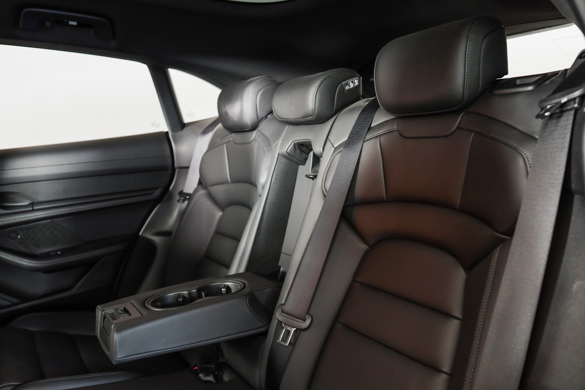 PORSCHE Taycan 4S Cross Turismo-image-16