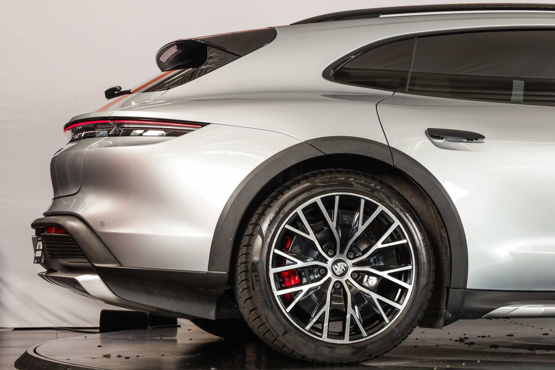 PORSCHE Taycan 4S Cross Turismo-image-9