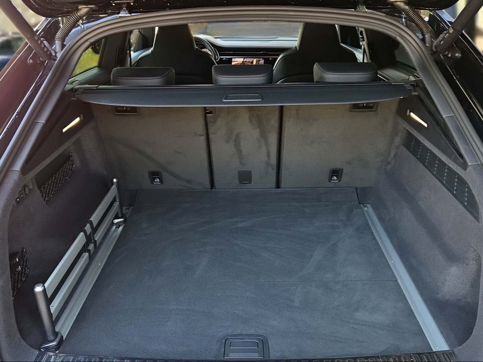 AUDI SQ8 SUV TFSI quattro tiptronic Mythosschwarz Metallic-image-5