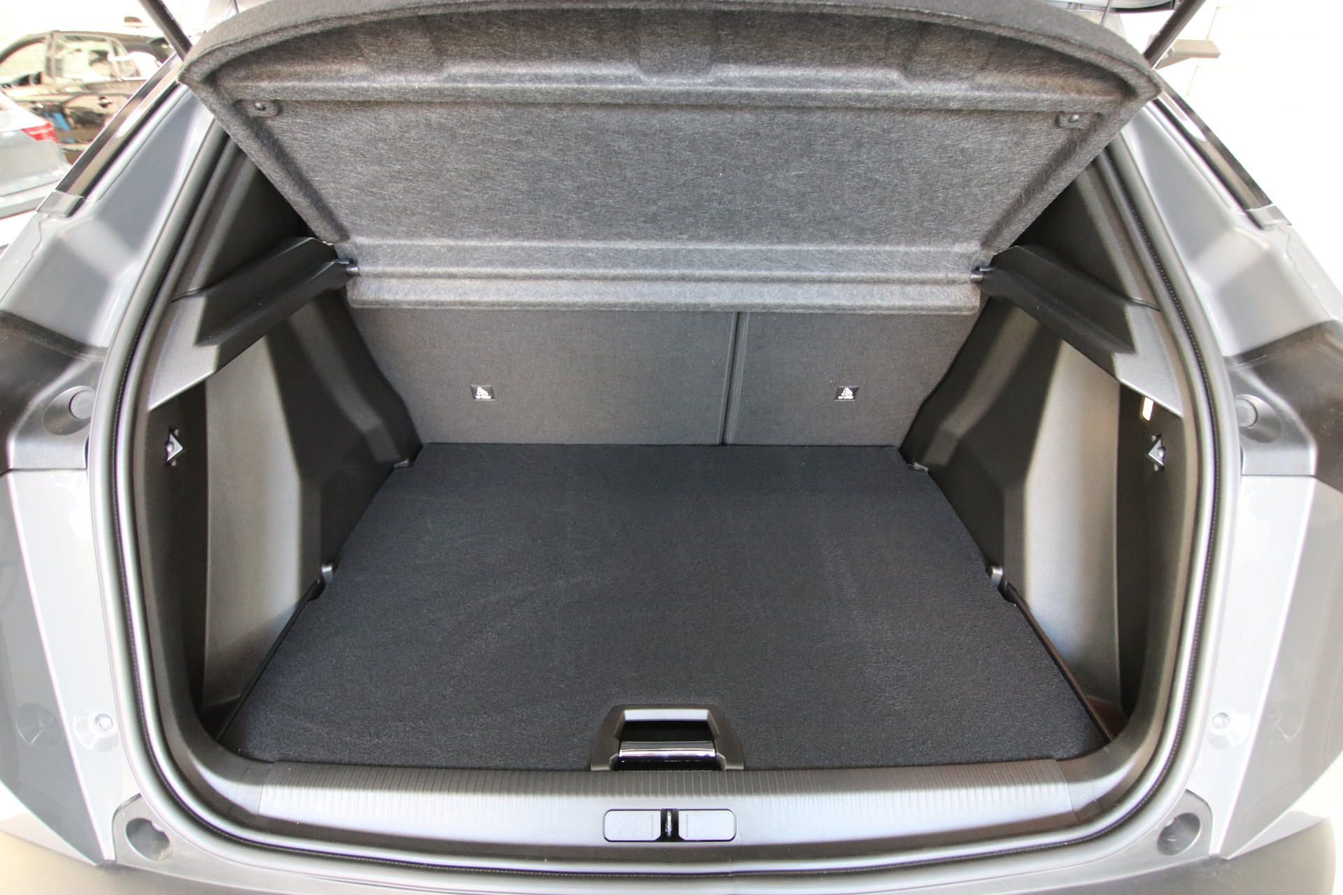 PEUGEOT 2008 1.2 145 MHEV Allure Premium-image-15