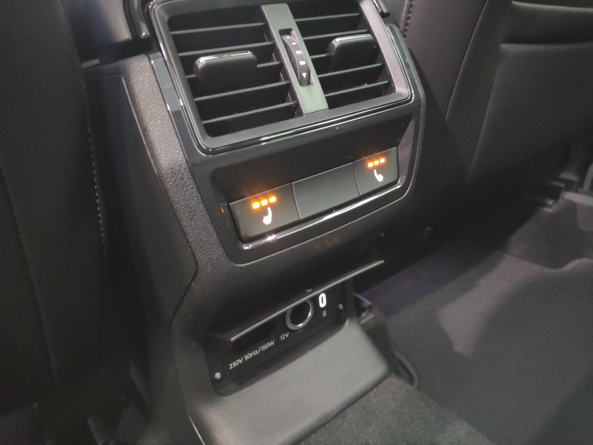 SKODA Karoq 2.0 TSI SportLine 4x4 DSG-image-16