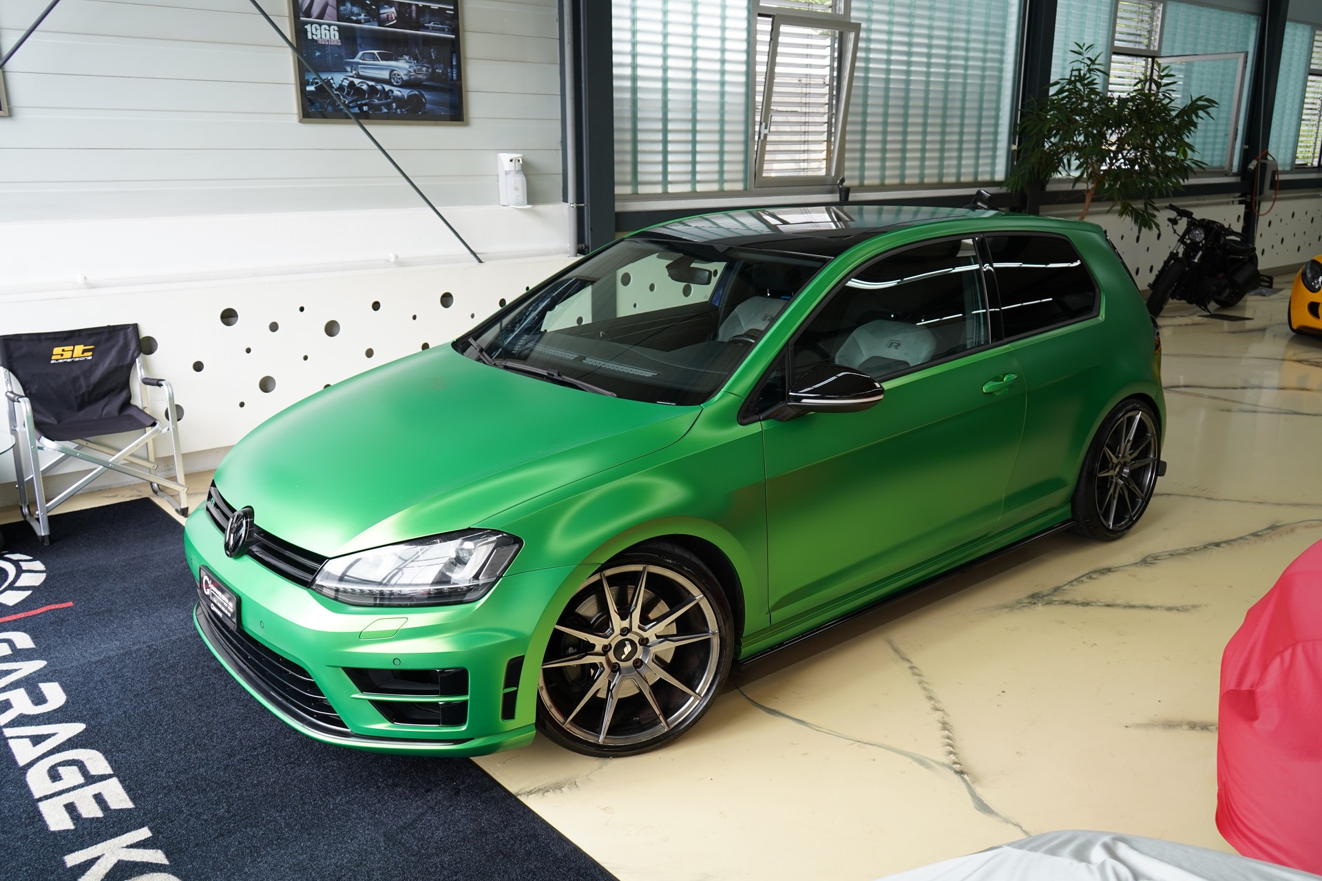 VW Golf 2.0 TSI R 4Motion DSG-showroom-element-2