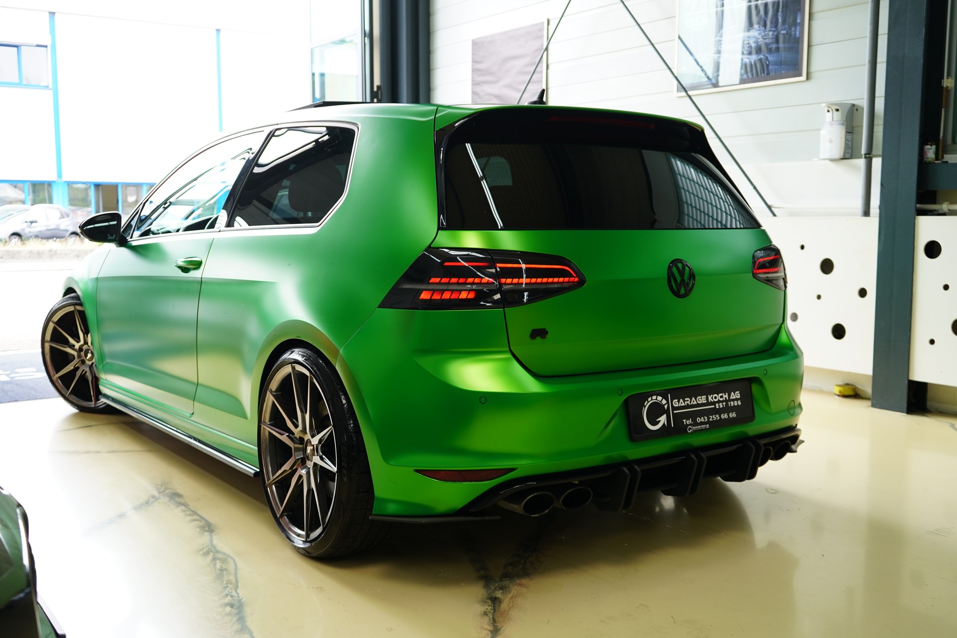 VW Golf 2.0 TSI R 4Motion DSG-showroom-element-3