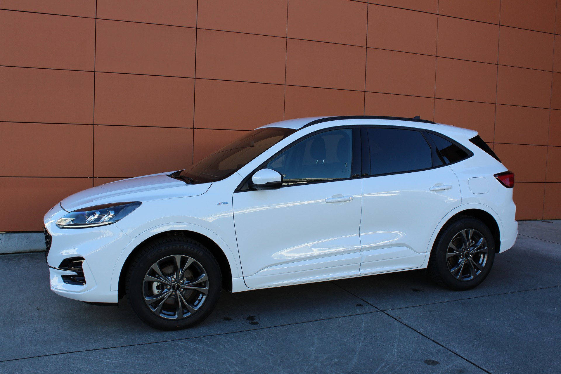 FORD Kuga 2.5 FHEV ST-Line X 4WD-image-2