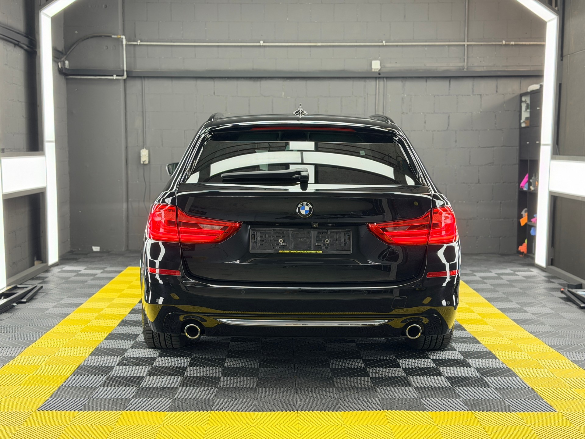 BMW 530d xDrive Touring Luxury Line Steptronic-showroom-element-3