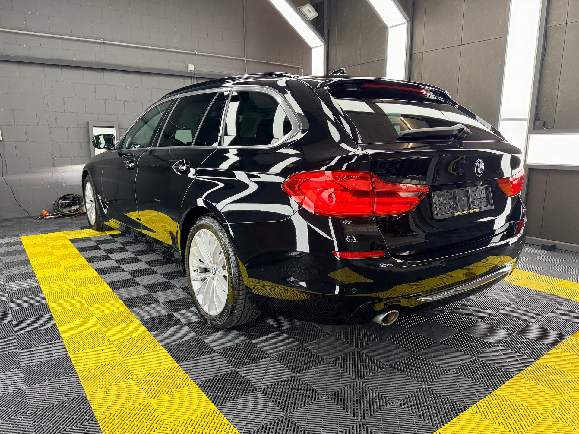 BMW 530d xDrive Touring Luxury Line Steptronic-image-4
