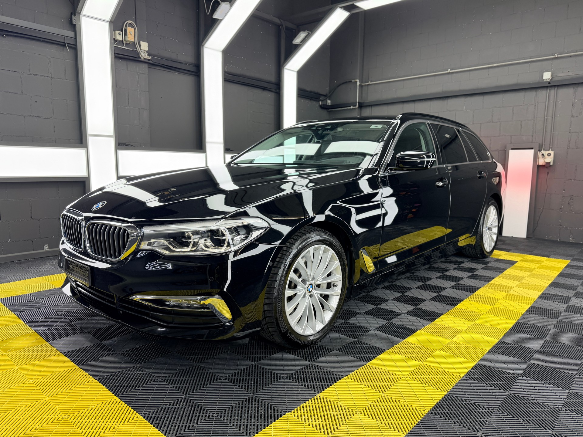 BMW 530d xDrive Touring Luxury Line Steptronic-showroom-element-2