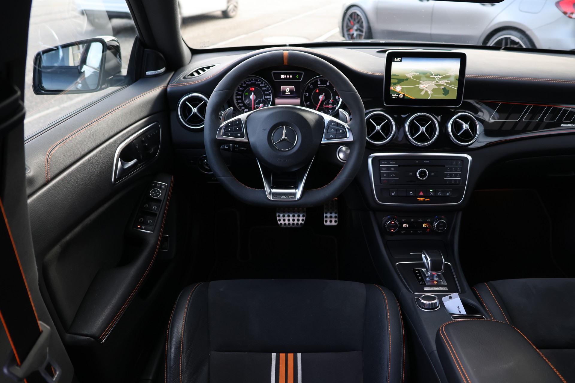 MERCEDES-BENZ CLA Shooting Brake 45 AMG 4Matic Speedshift OrangeArt-Edition (CH)-image-16