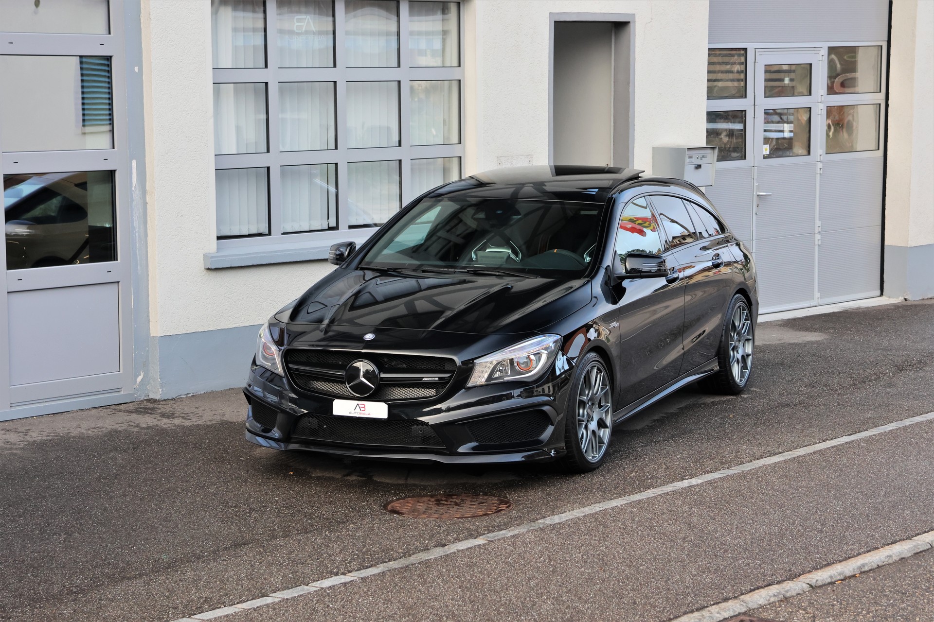 MERCEDES-BENZ CLA Shooting Brake 45 AMG 4Matic Speedshift OrangeArt-Edition (CH)