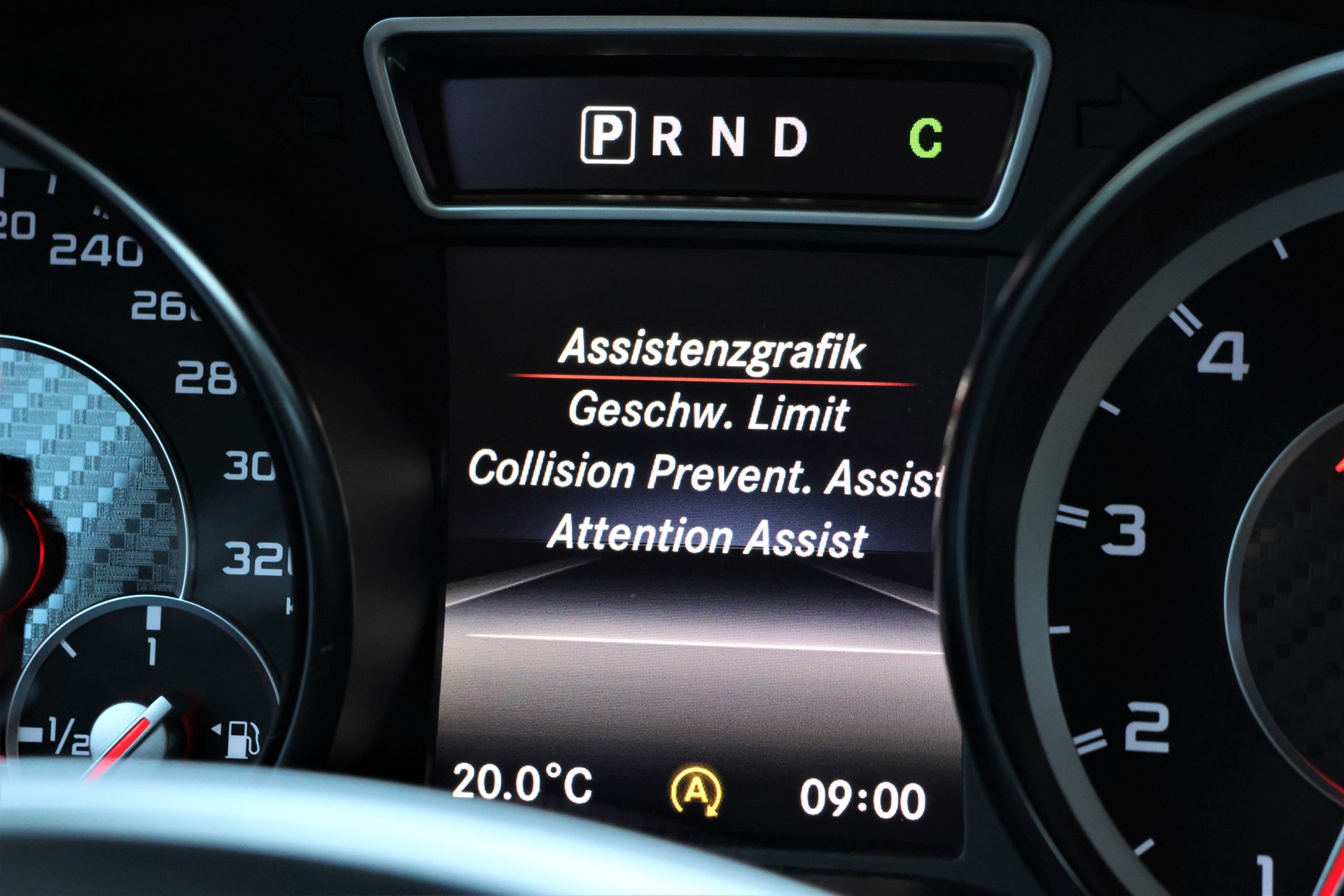 MERCEDES-BENZ CLA Shooting Brake 45 AMG 4Matic Speedshift OrangeArt-Edition (CH)-image-25