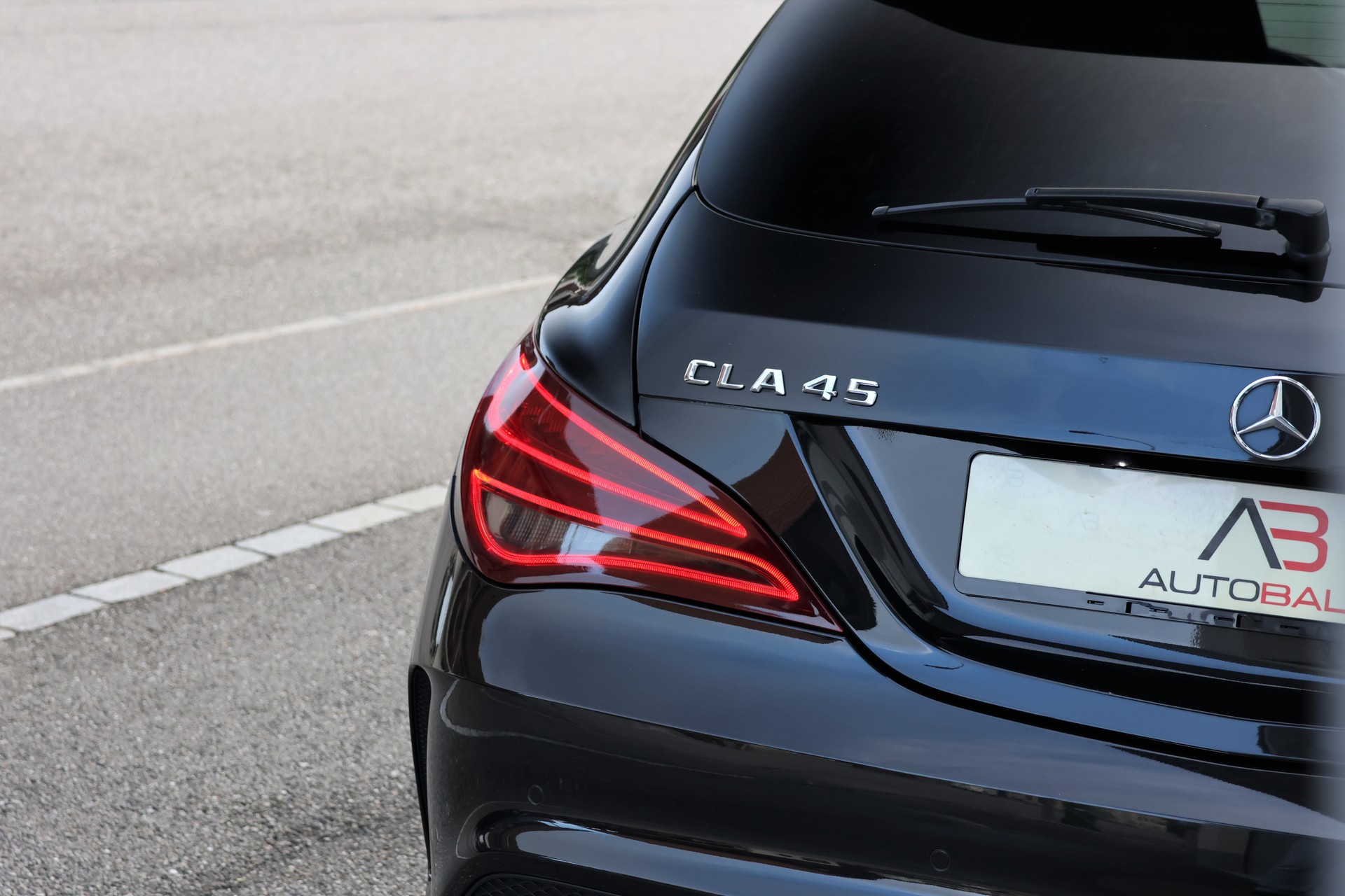 MERCEDES-BENZ CLA Shooting Brake 45 AMG 4Matic Speedshift OrangeArt-Edition (CH)-image-5