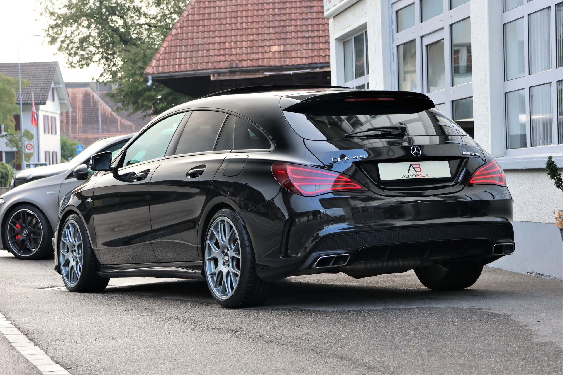 MERCEDES-BENZ CLA Shooting Brake 45 AMG 4Matic Speedshift OrangeArt-Edition (CH)-showroom-element-2