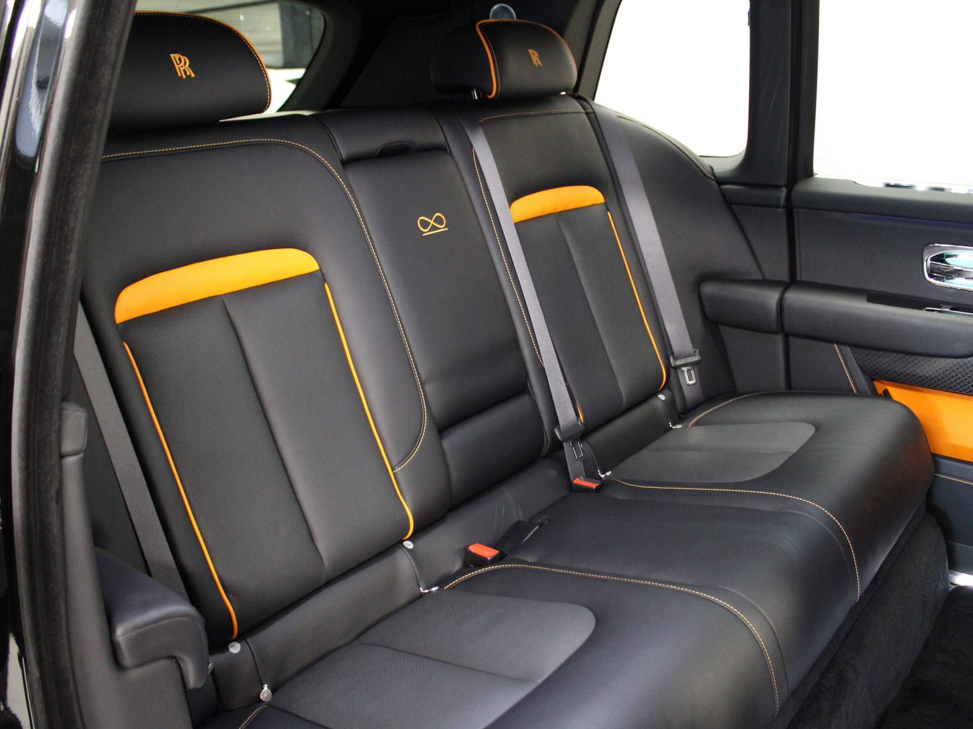 ROLLS-ROYCE Cullinan 6.7 V12 Black Badge-image-8
