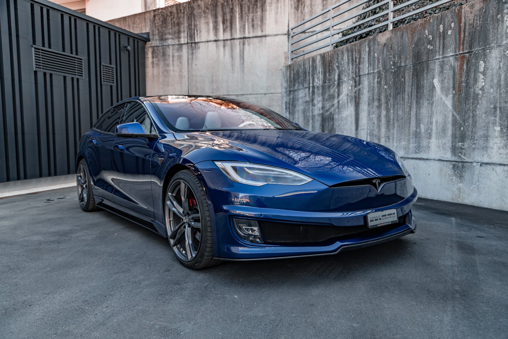 TESLA Model S 100 D Perf. Shootingbrake-showroom-element-1