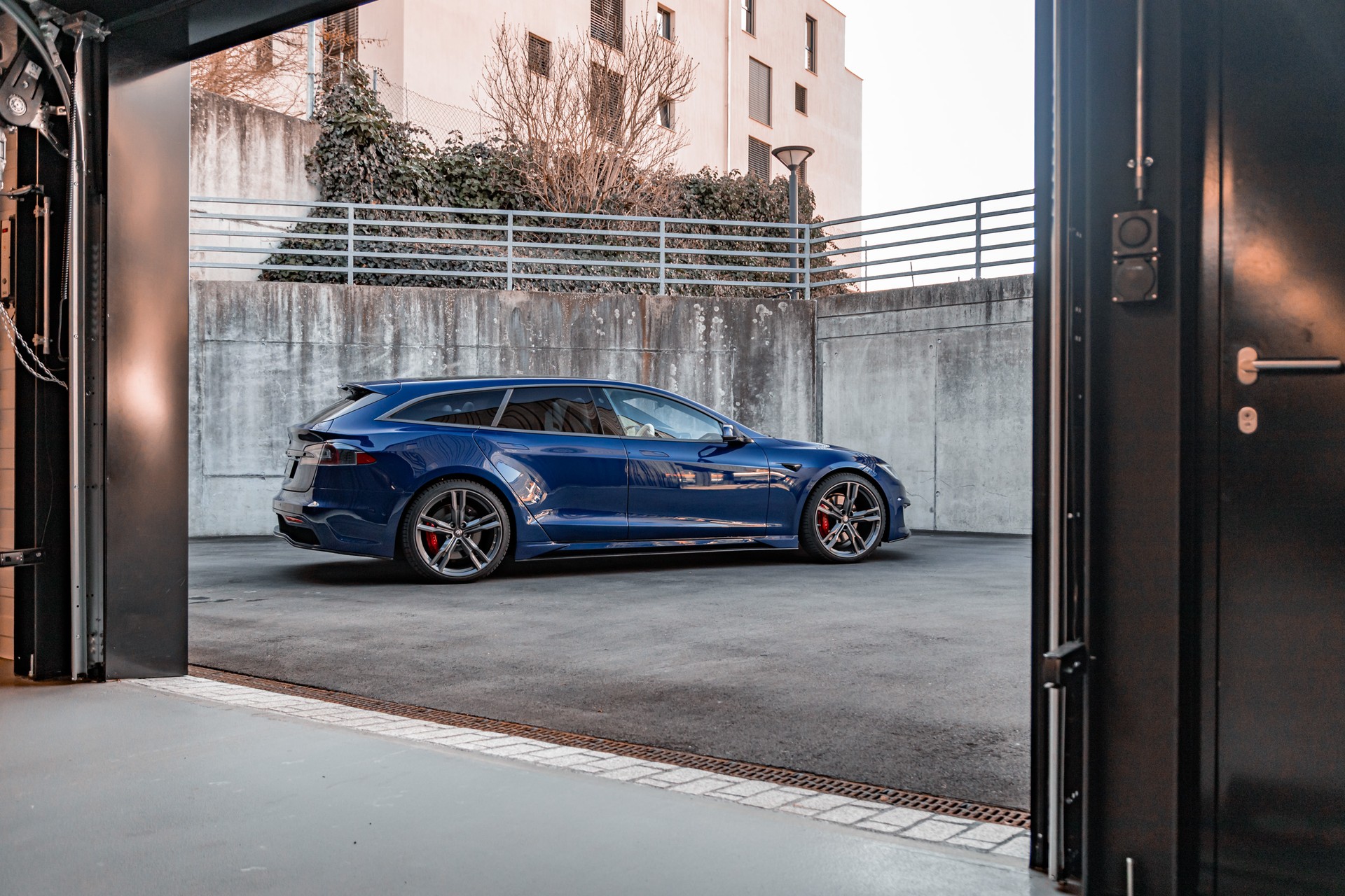 TESLA Model S 100 D Perf. Shootingbrake-image-12