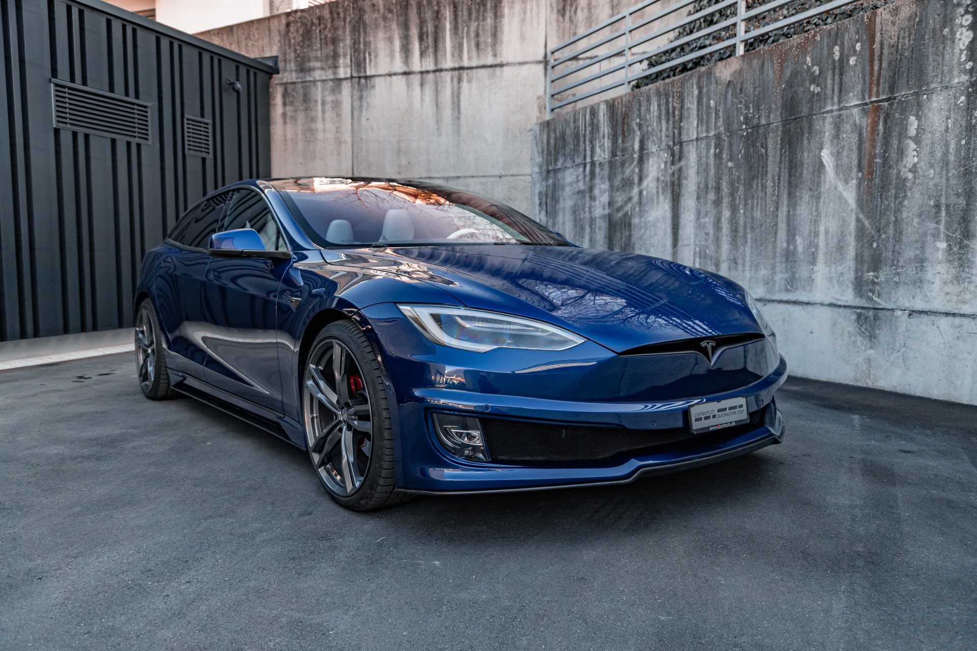 TESLA Model S 100 D Perf. Shootingbrake-showroom-element-2