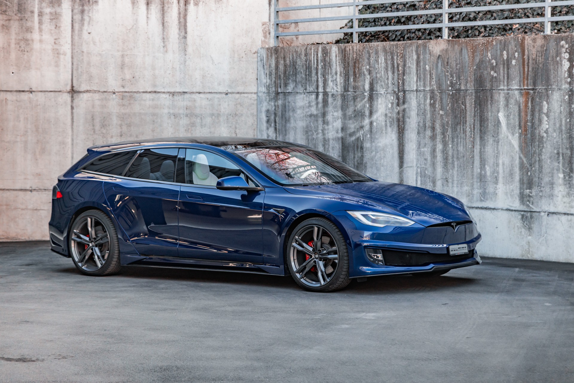 TESLA Model S 100 D Perf. Shootingbrake-showroom-element-3