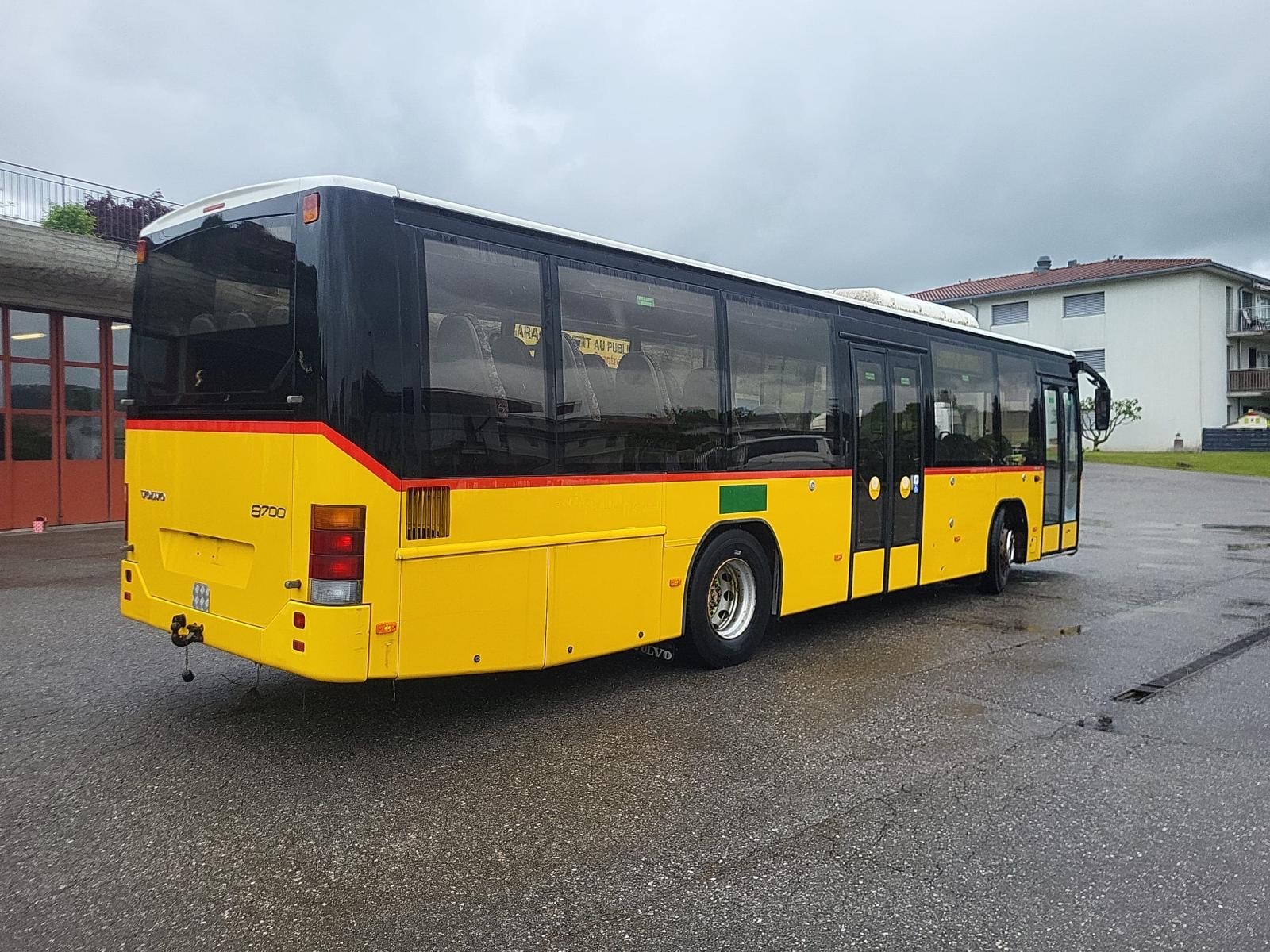 VOLVO 8700-image-1