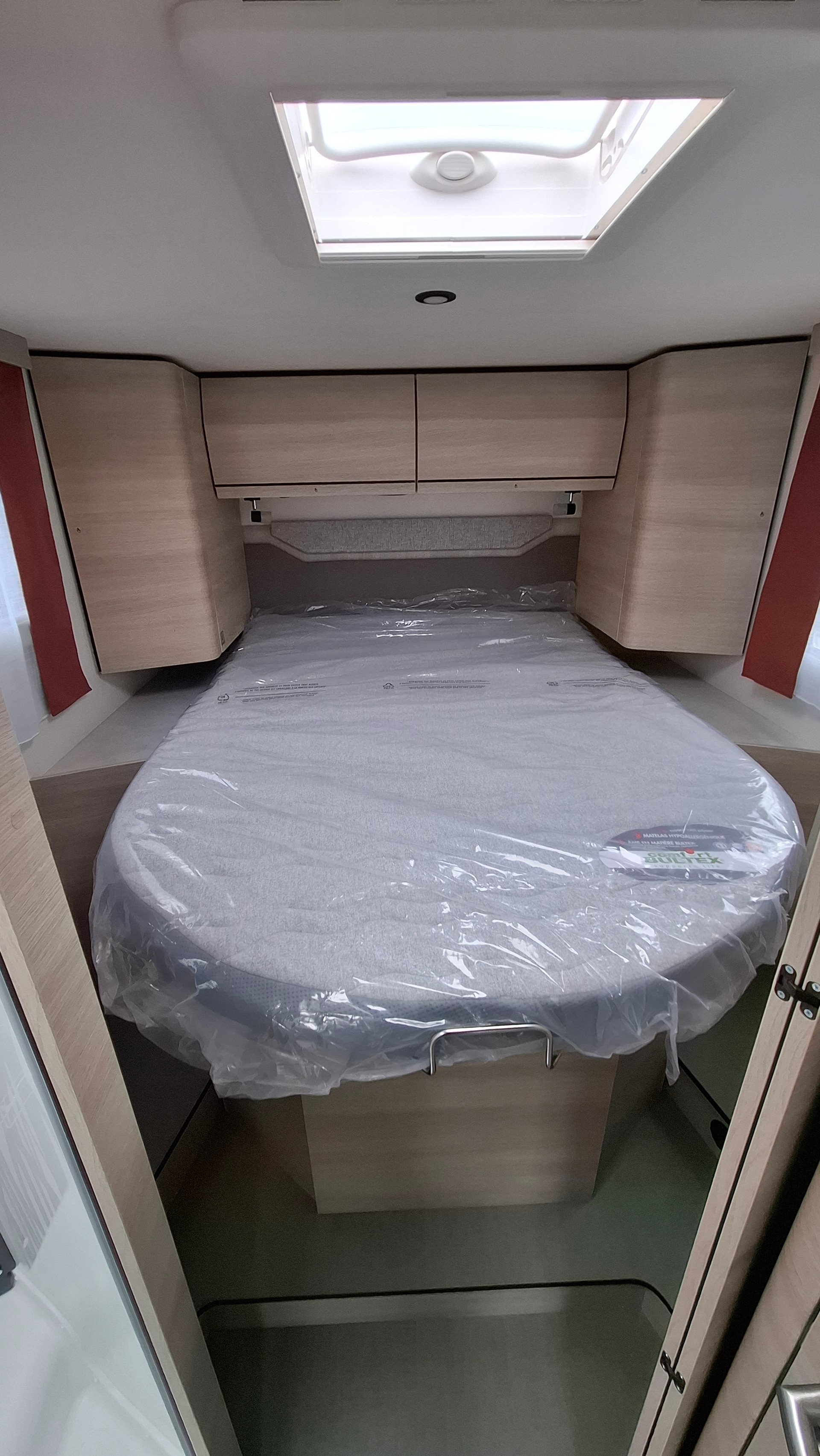 RAPIDO C86 Night Edition Automatique (Chauffage Diesel + Electricité)-image-13