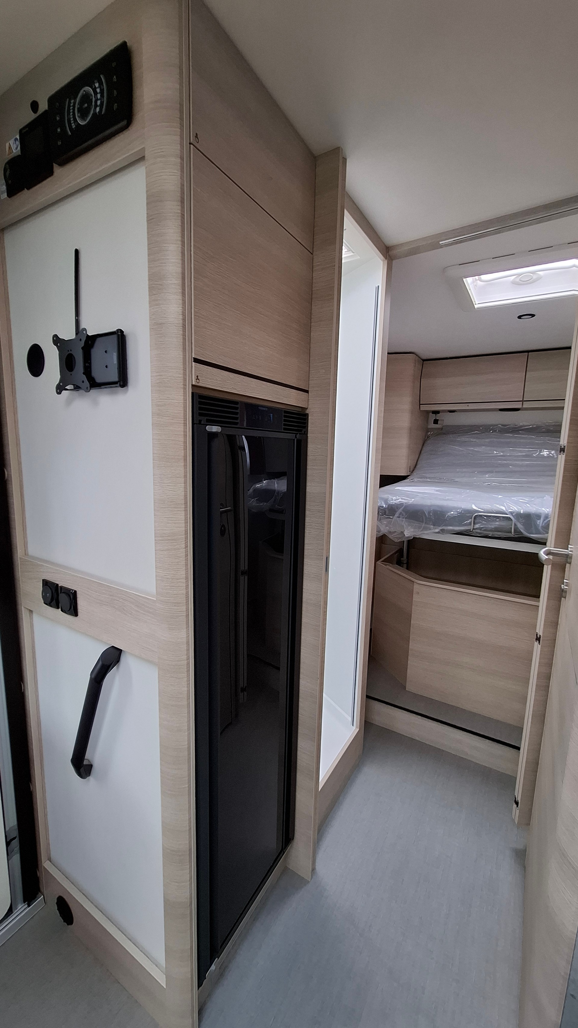 RAPIDO C86 Night Edition Automatique (Chauffage Diesel + Electricité)-image-8