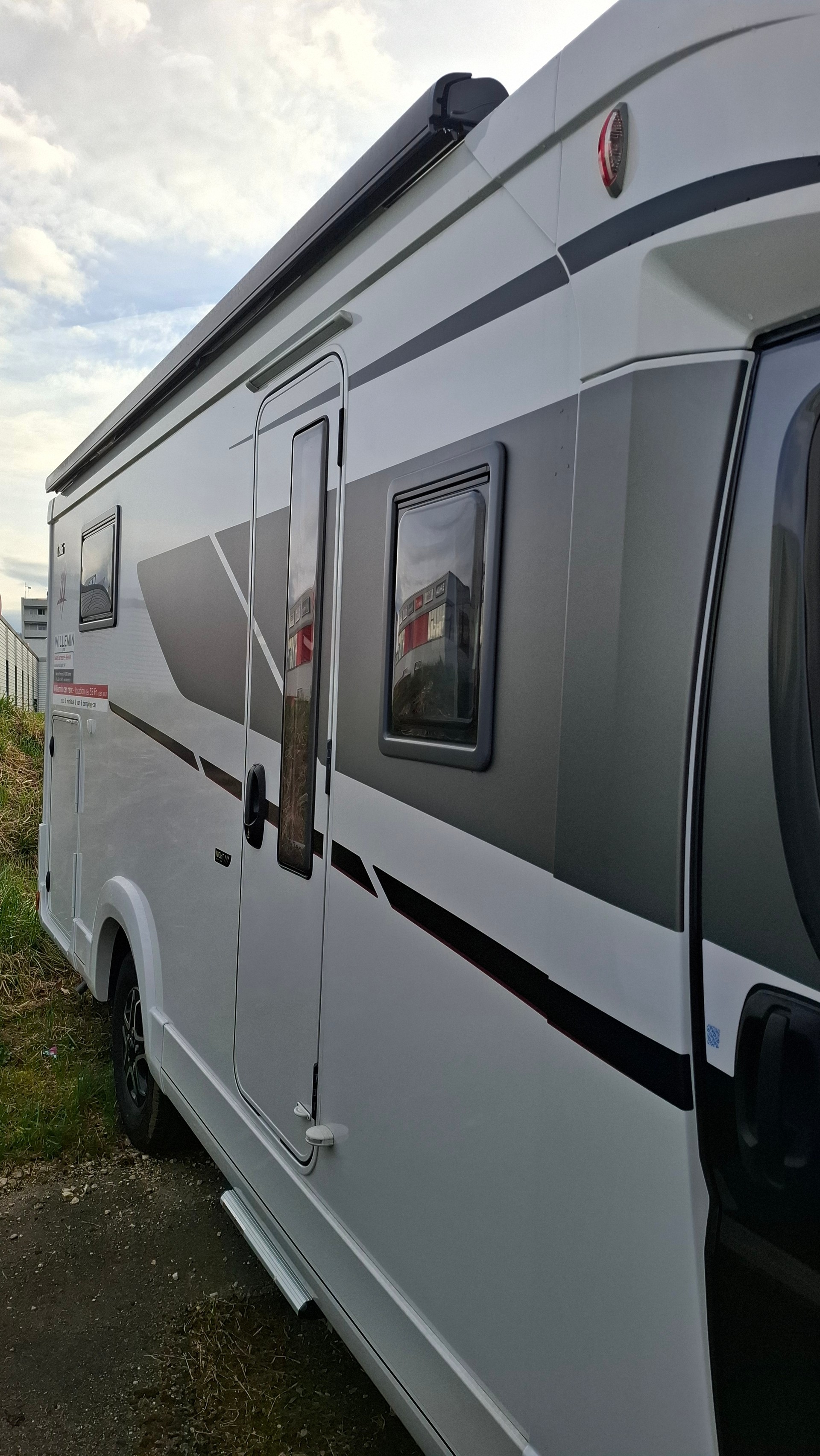 RAPIDO C86 Night Edition Automatique (Chauffage Diesel + Electricité)-image-3