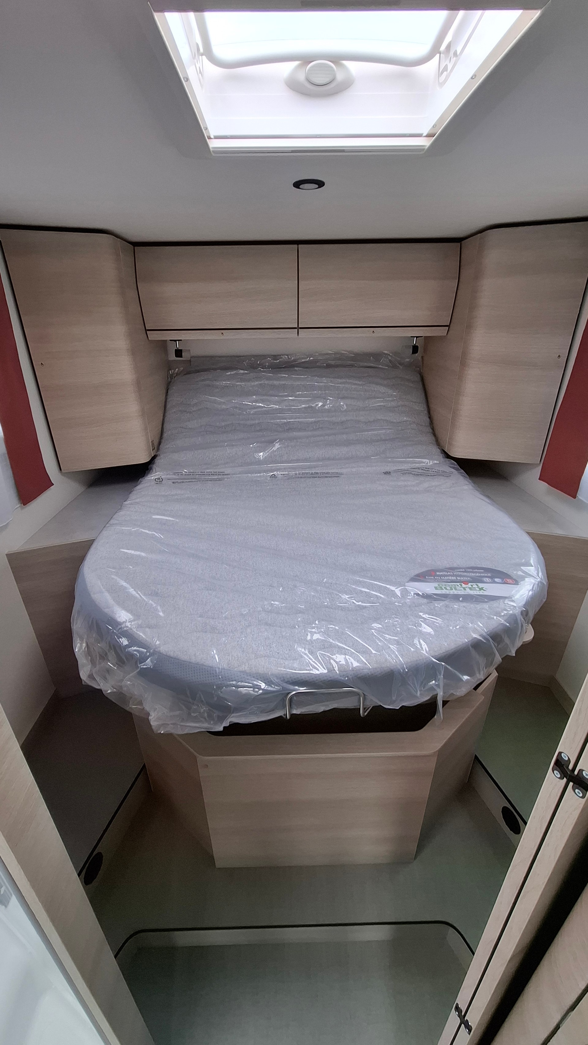 RAPIDO C86 Night Edition Automatique (Chauffage Diesel + Electricité)-image-12