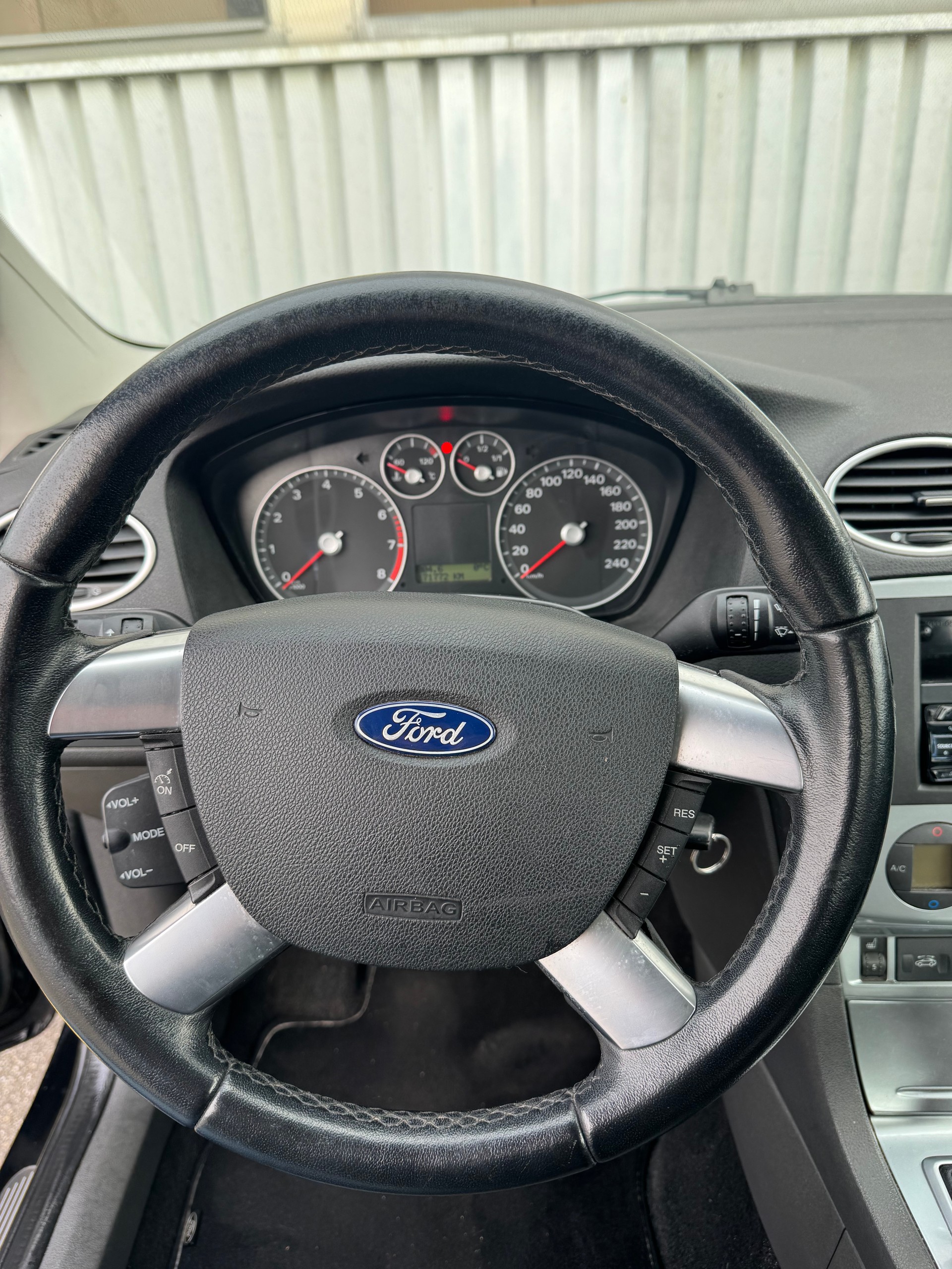 FORD Focus CC 2.0i Titanium-image-11