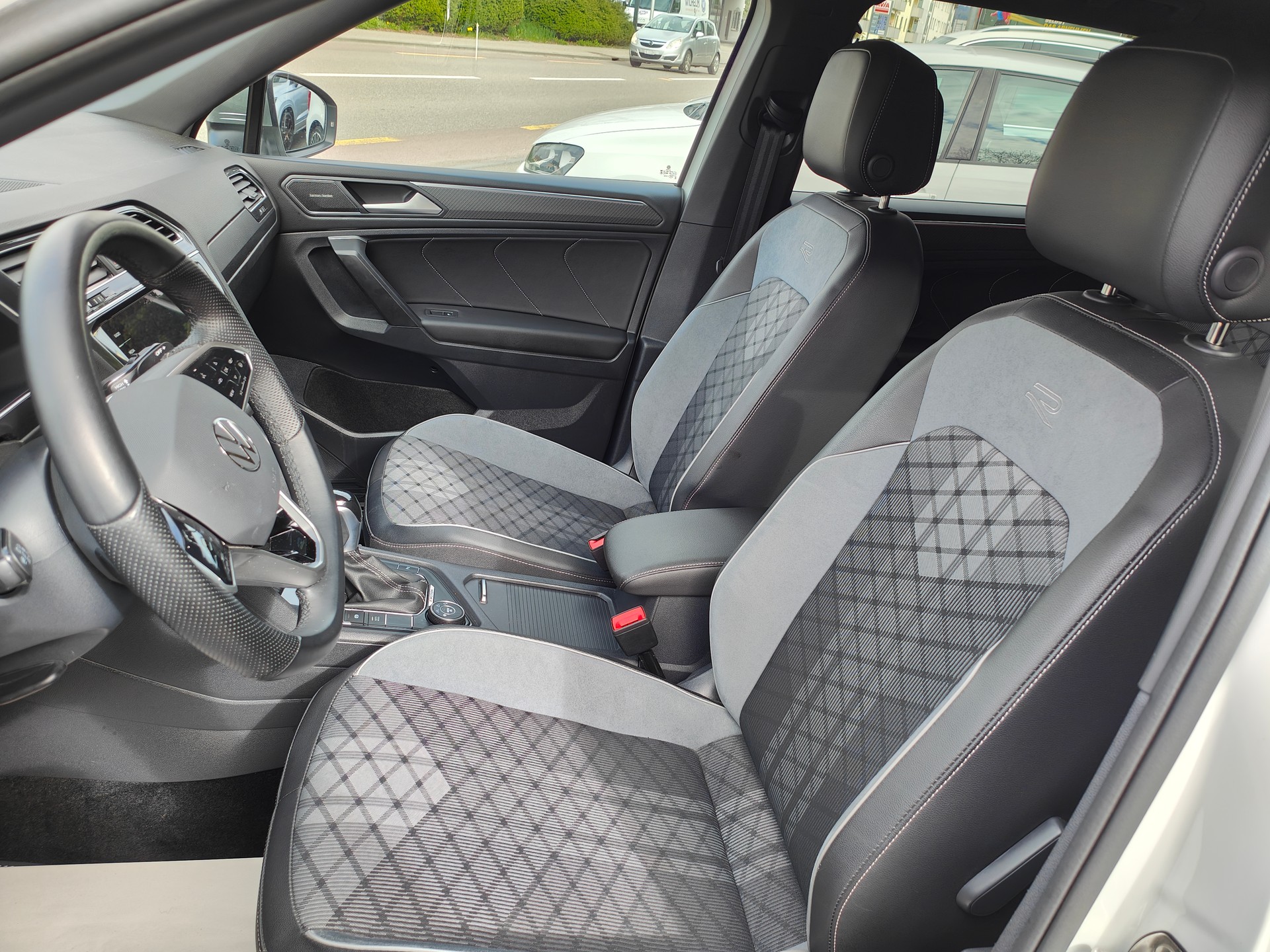 VW Tiguan Allspace 2.0 TDI SCR R-Line 4Motion DSG-image-12