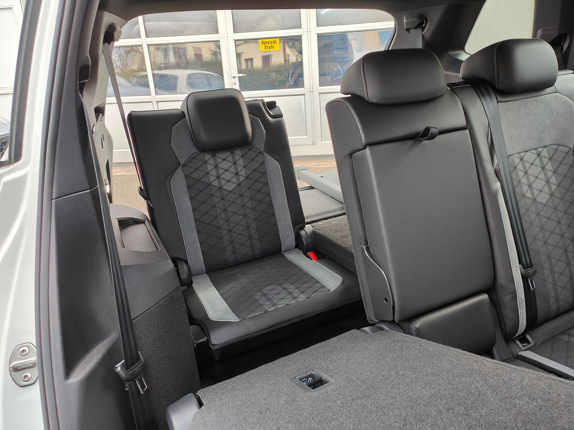 VW Tiguan Allspace 2.0 TDI SCR R-Line 4Motion DSG-image-7