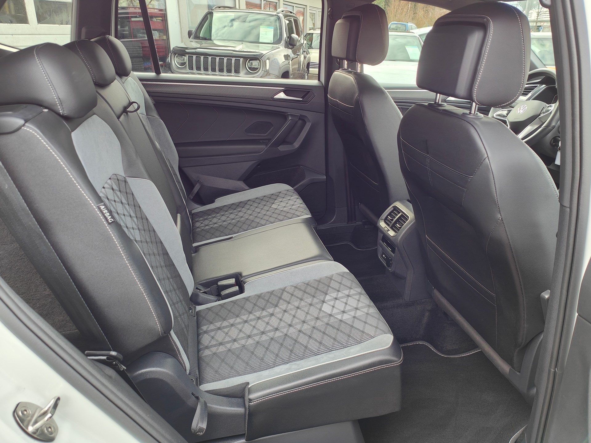 VW Tiguan Allspace 2.0 TDI SCR R-Line 4Motion DSG-image-9