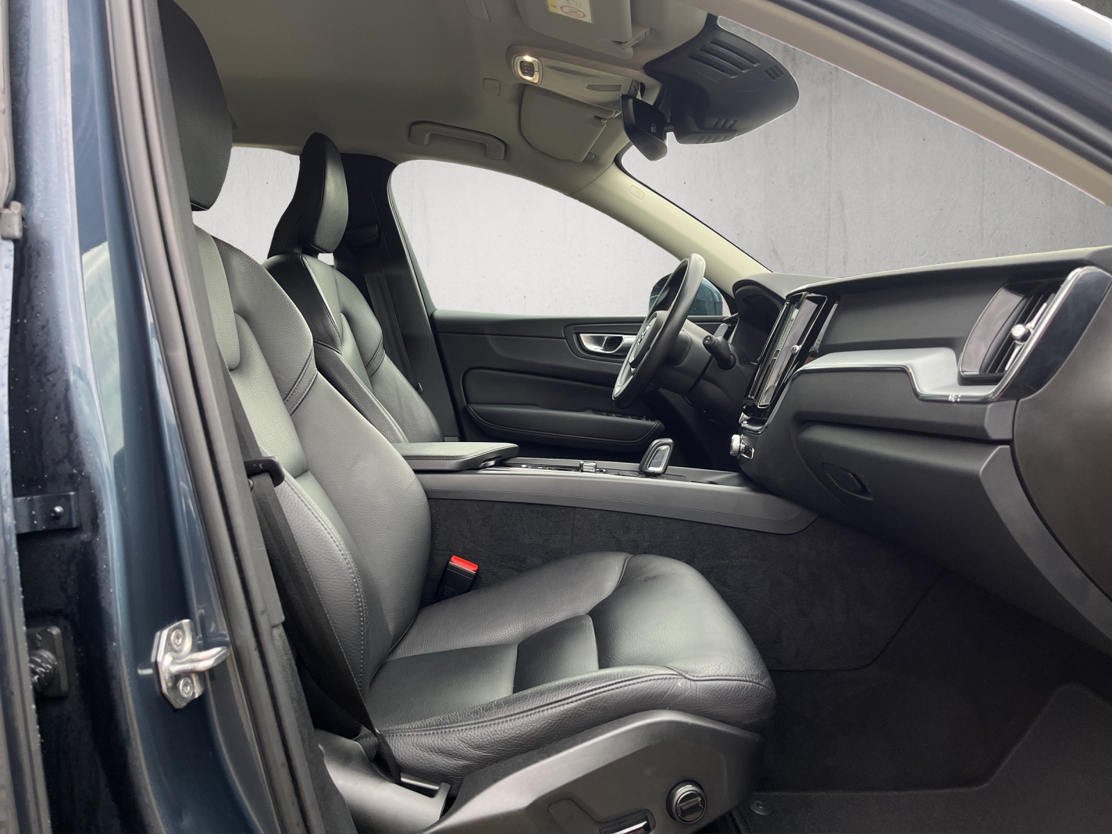 VOLVO XC60 2.0 B4 MH Momentum AWD-image-12