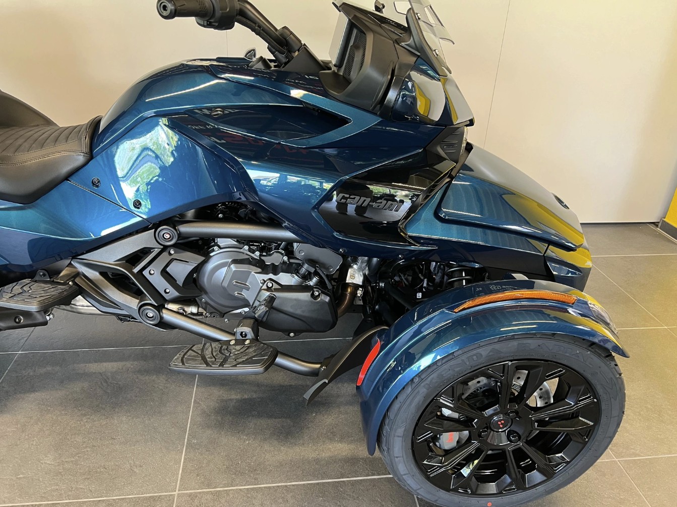 CAN-AM Spyder F3 LTD-image-13