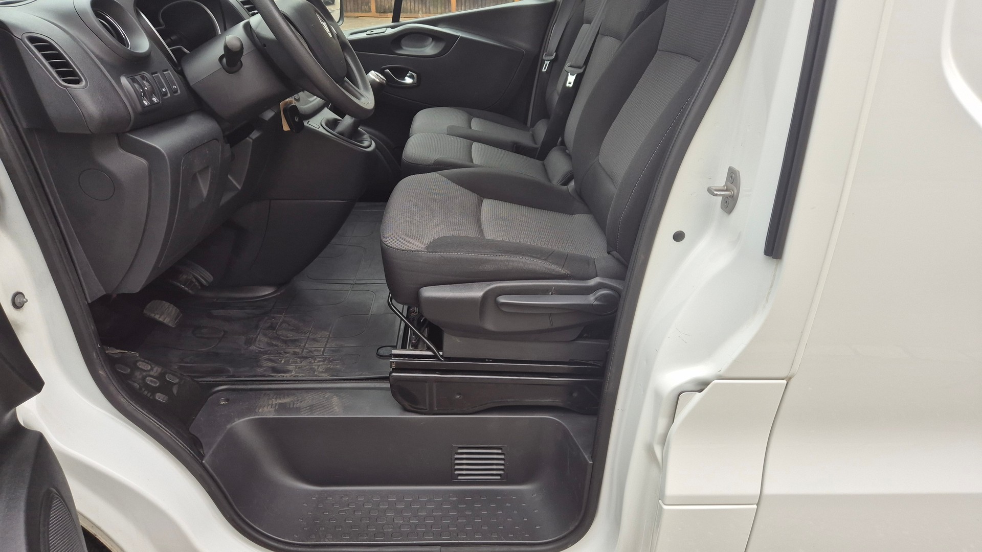 RENAULT Trafic 2.0 dCi 120 3.0t Business L1H1-image-6
