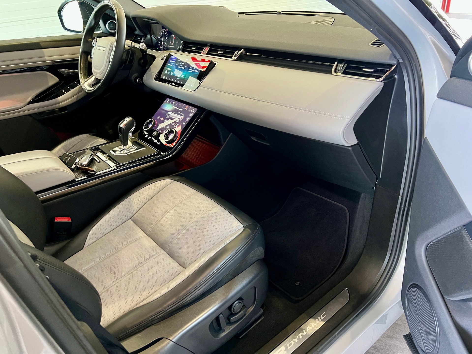 LAND ROVER Range Rover Evoque R-Dynamic P 300 HSE AT9-image-11