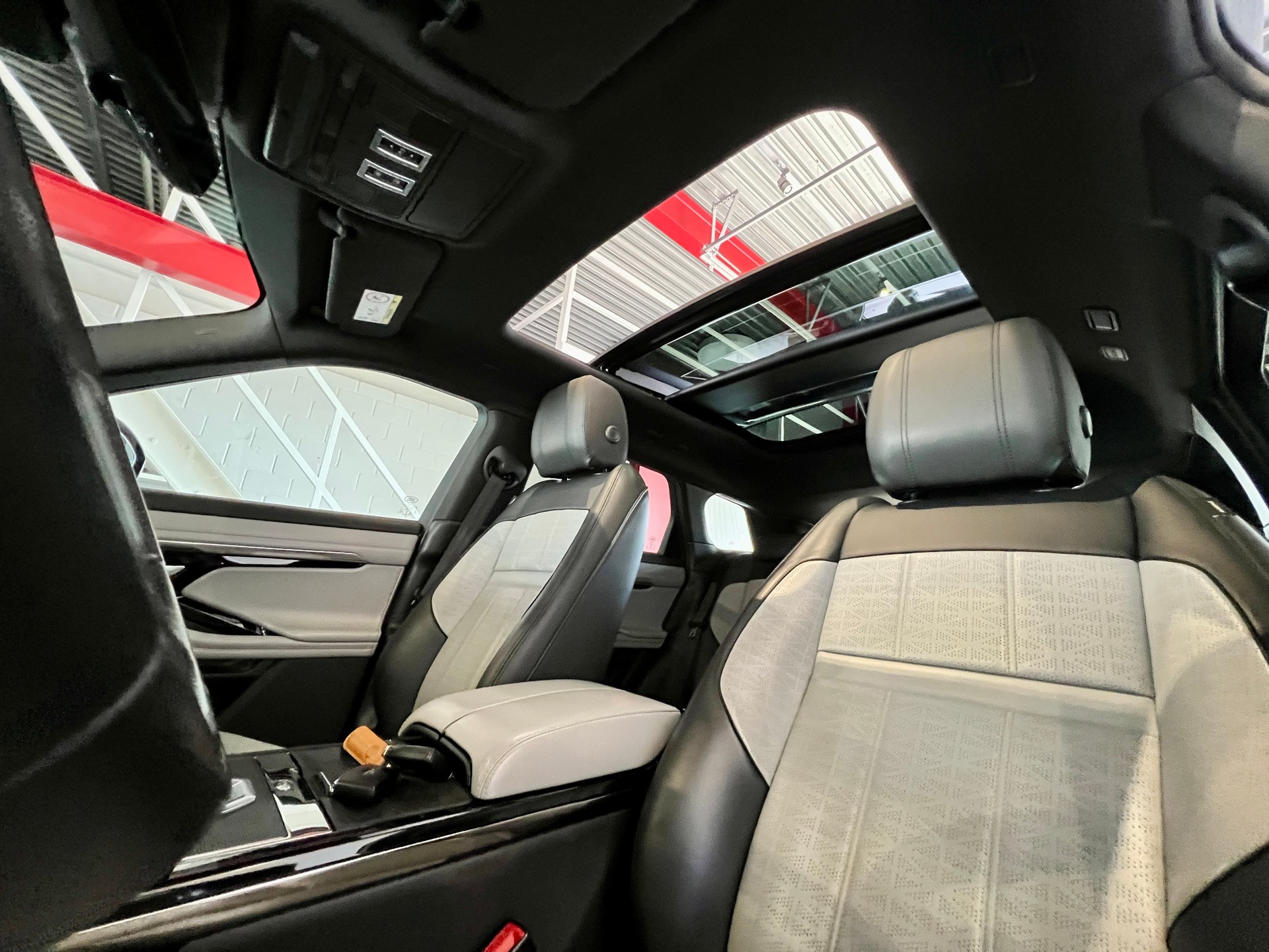 LAND ROVER Range Rover Evoque R-Dynamic P 300 HSE AT9-image-10