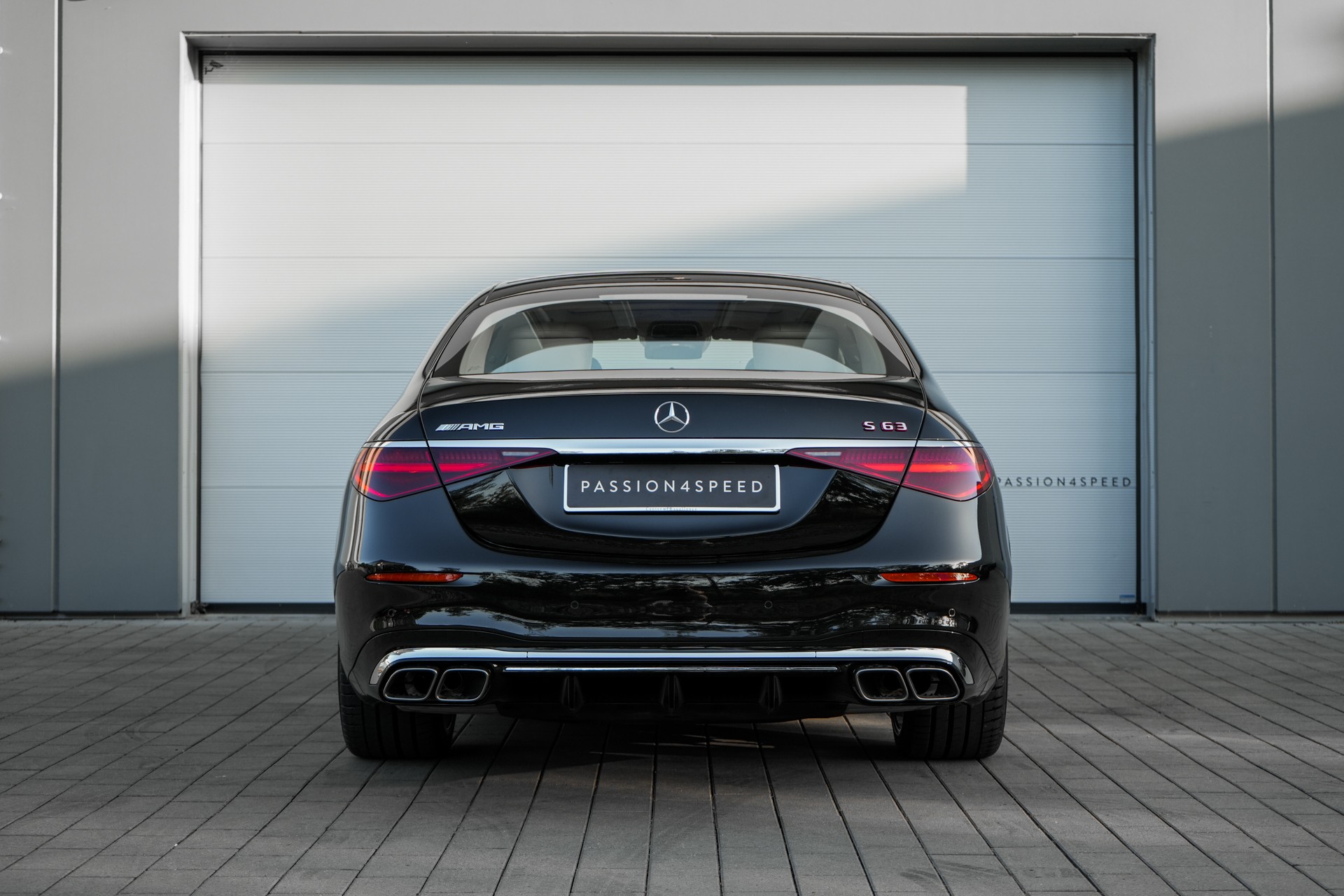 MERCEDES-BENZ S 63 AMG E Performance 4Matic-showroom-element-3