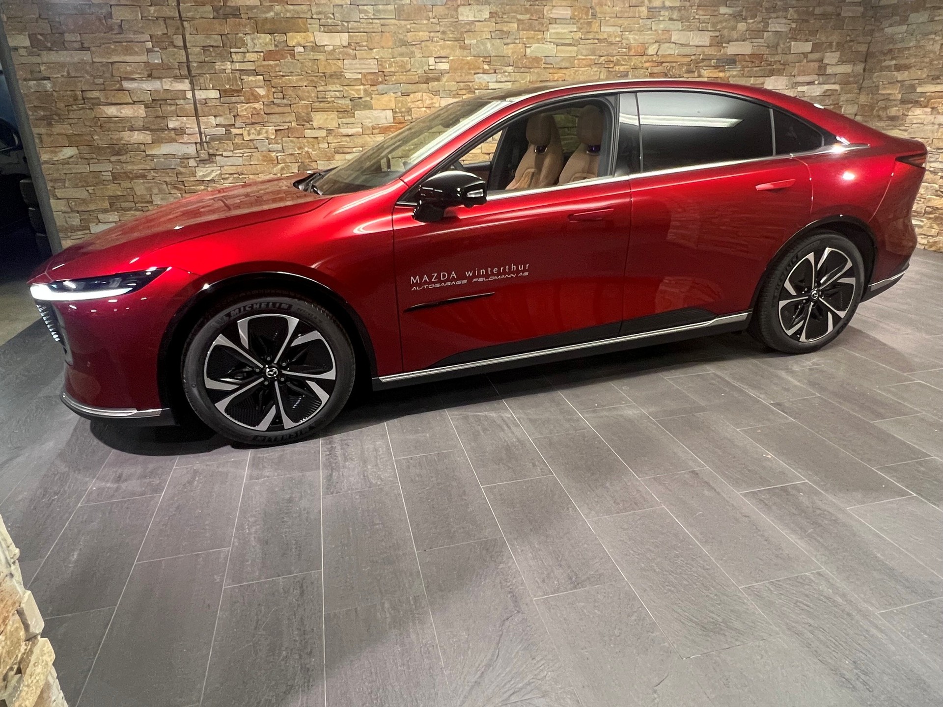 MAZDA 6e 245 80kWh Takumi Plus-showroom-element-2