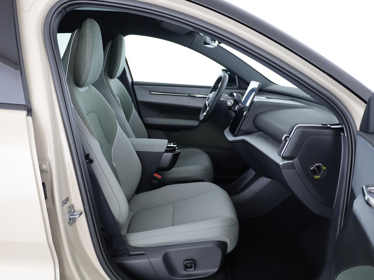 VOLVO EX30 CC P8 Ultra AWD-image-11