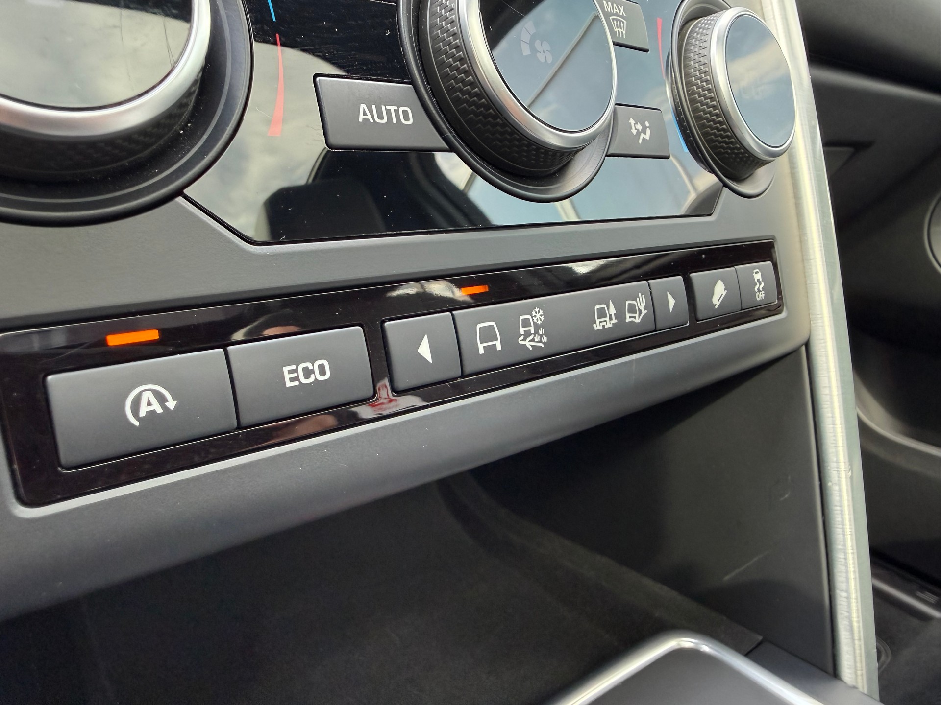 LAND ROVER Discovery Sport 2.0 Si4 HSE Luxury AT9 *Frisch ab MFK *Panoramaglasdach *Elekt. AHK 2000 KG *Spurwechsel Assistent *Keyless-image-13