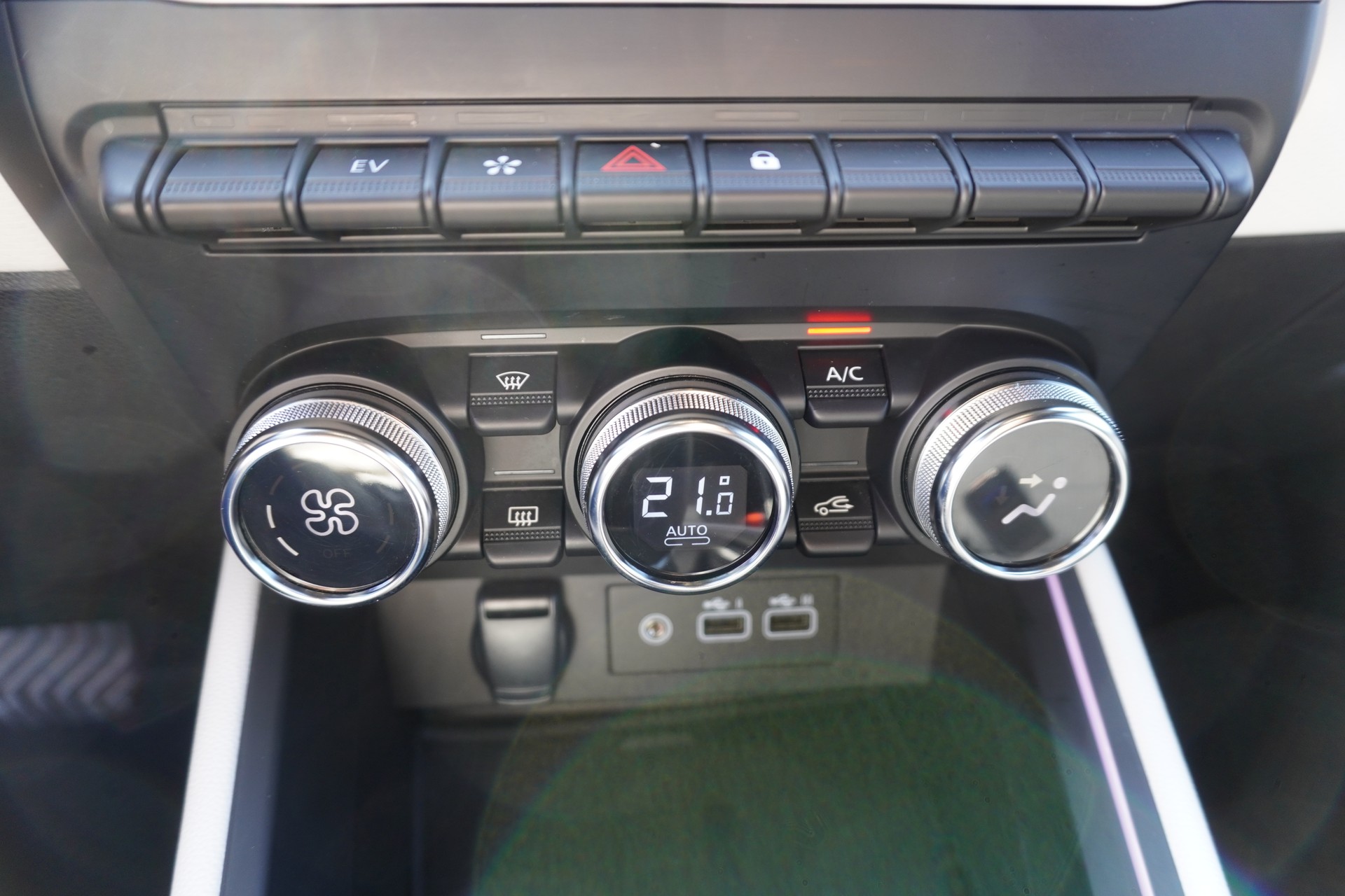 RENAULT Clio 1.6 E-Tech Techno-image-16