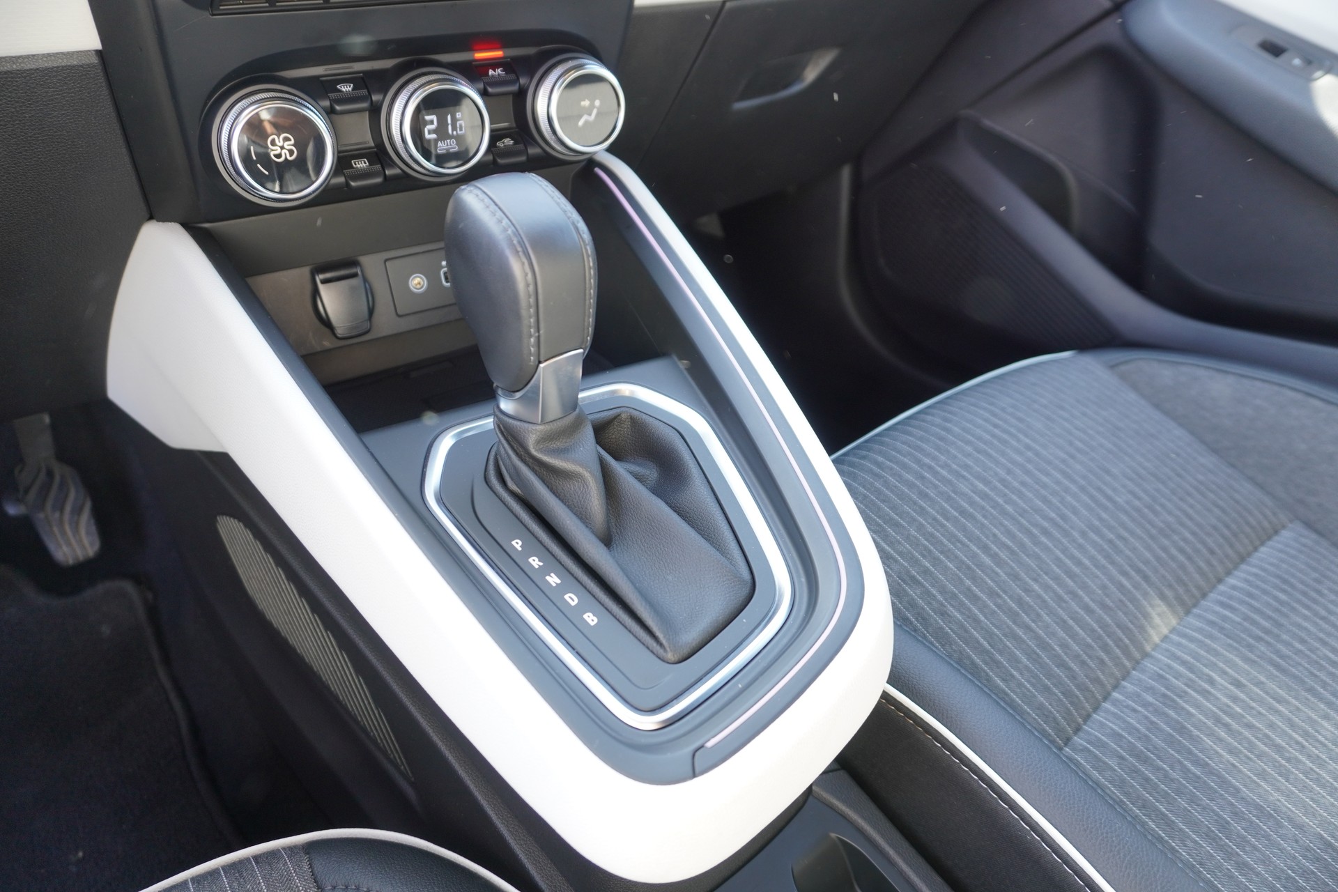 RENAULT Clio 1.6 E-Tech Techno-image-13