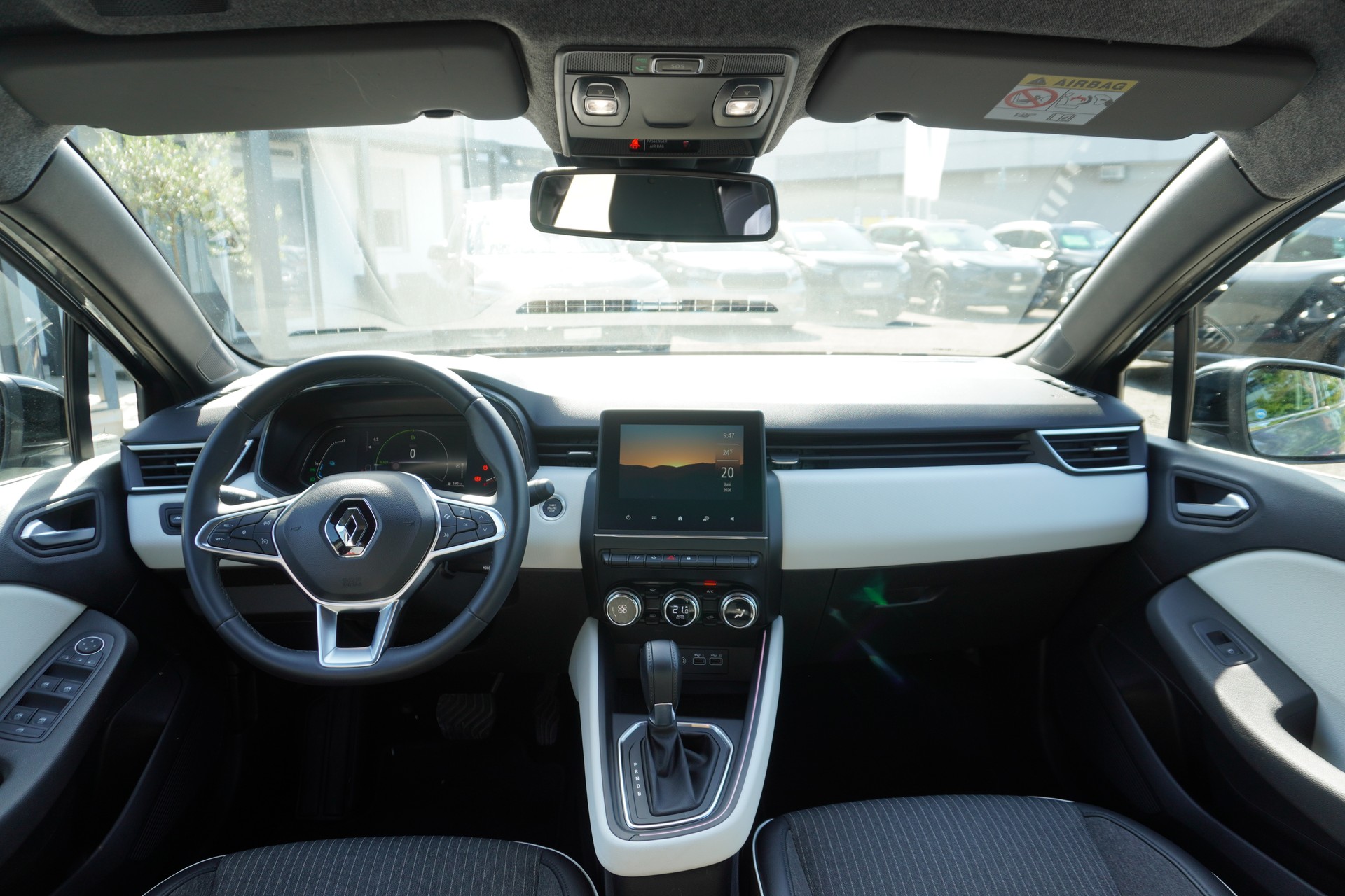 RENAULT Clio 1.6 E-Tech Techno-image-12