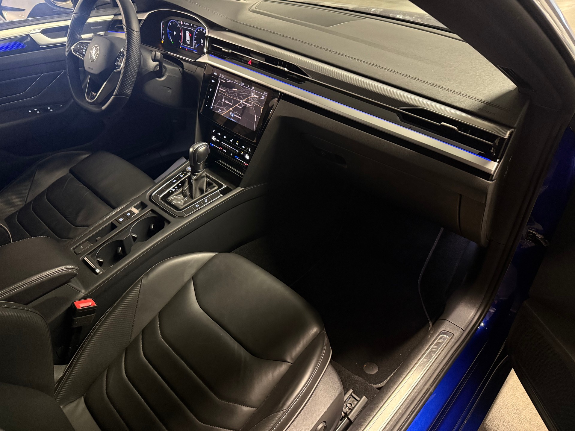 VW Arteon SB 2.0 TDI R-Line 4Motion DSG AHK, Panorama, Head-up-image-11