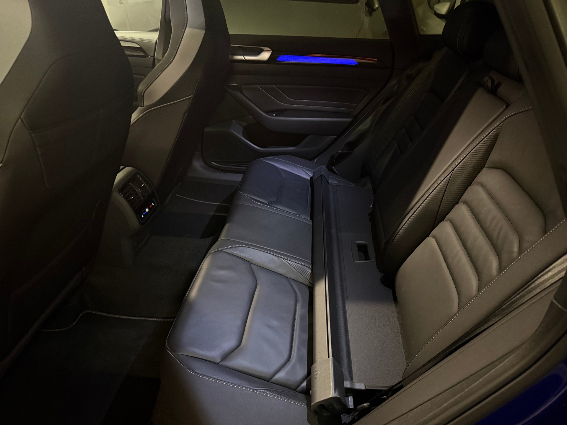 VW Arteon SB 2.0 TDI R-Line 4Motion DSG AHK, Panorama, Head-up-image-9