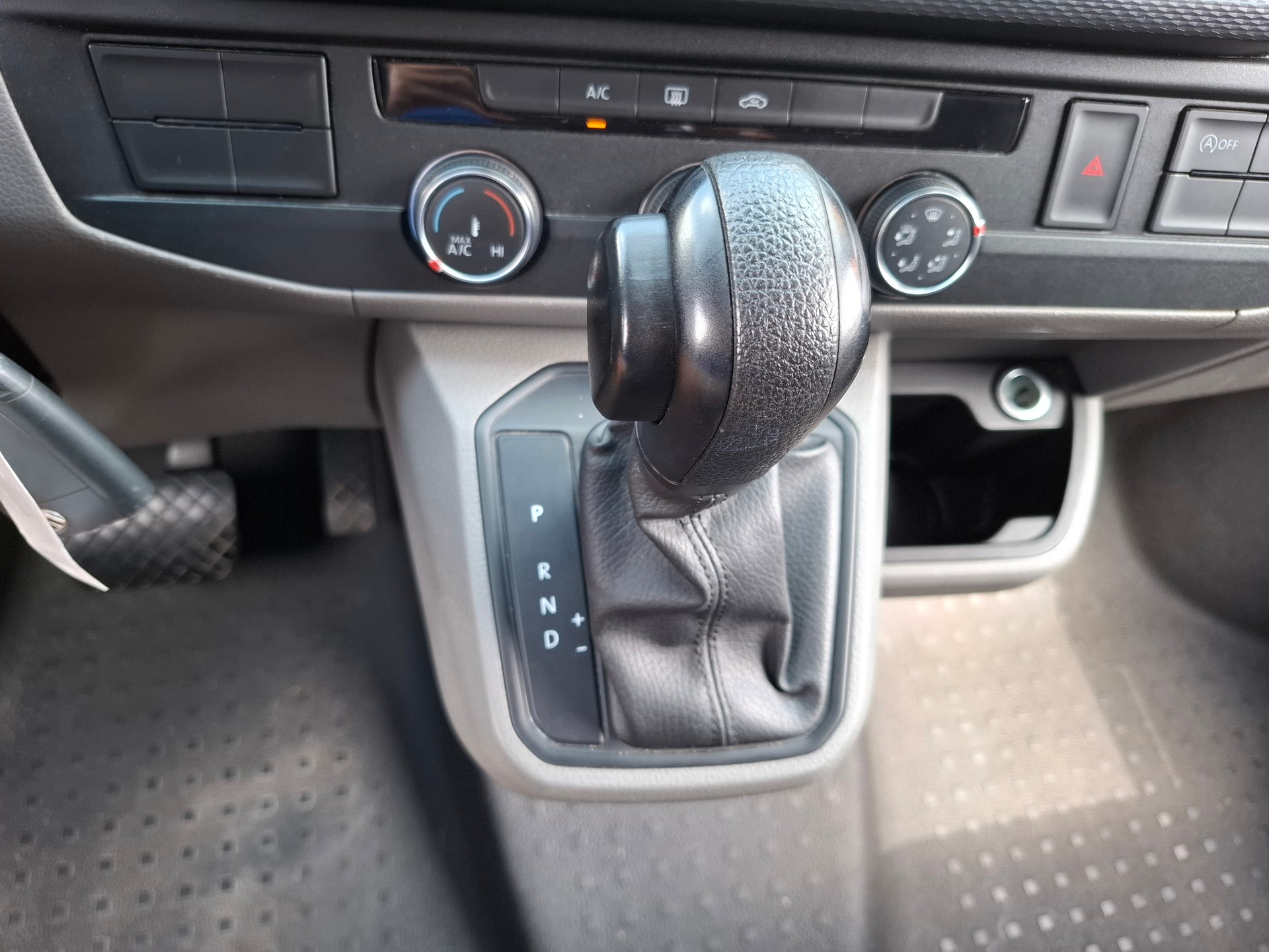 VW T6.1 2.0 TDI 4Motion DSG-image-8