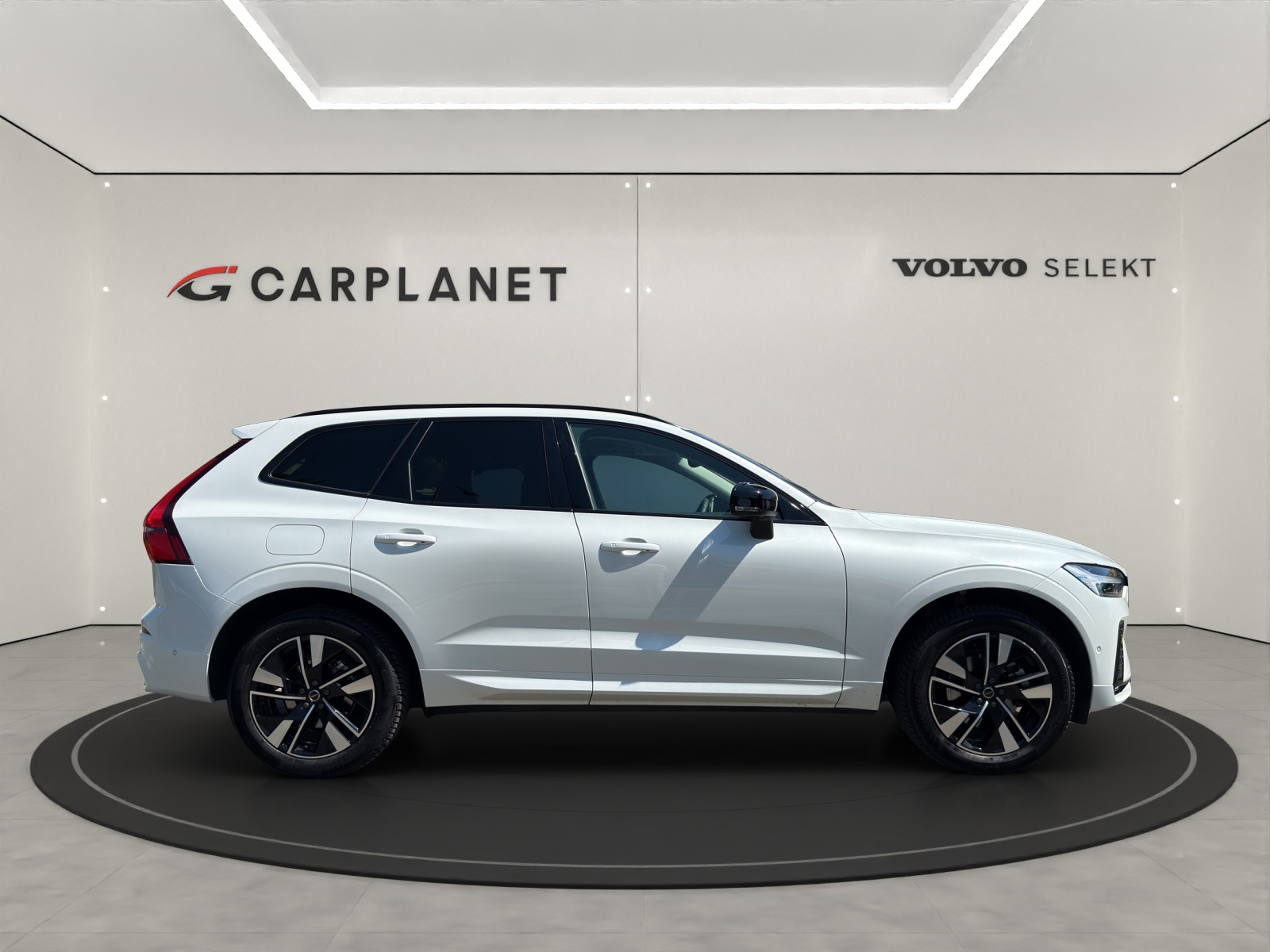VOLVO XC60 2.0 B5 MH Plus Dark AWD-showroom-element-1