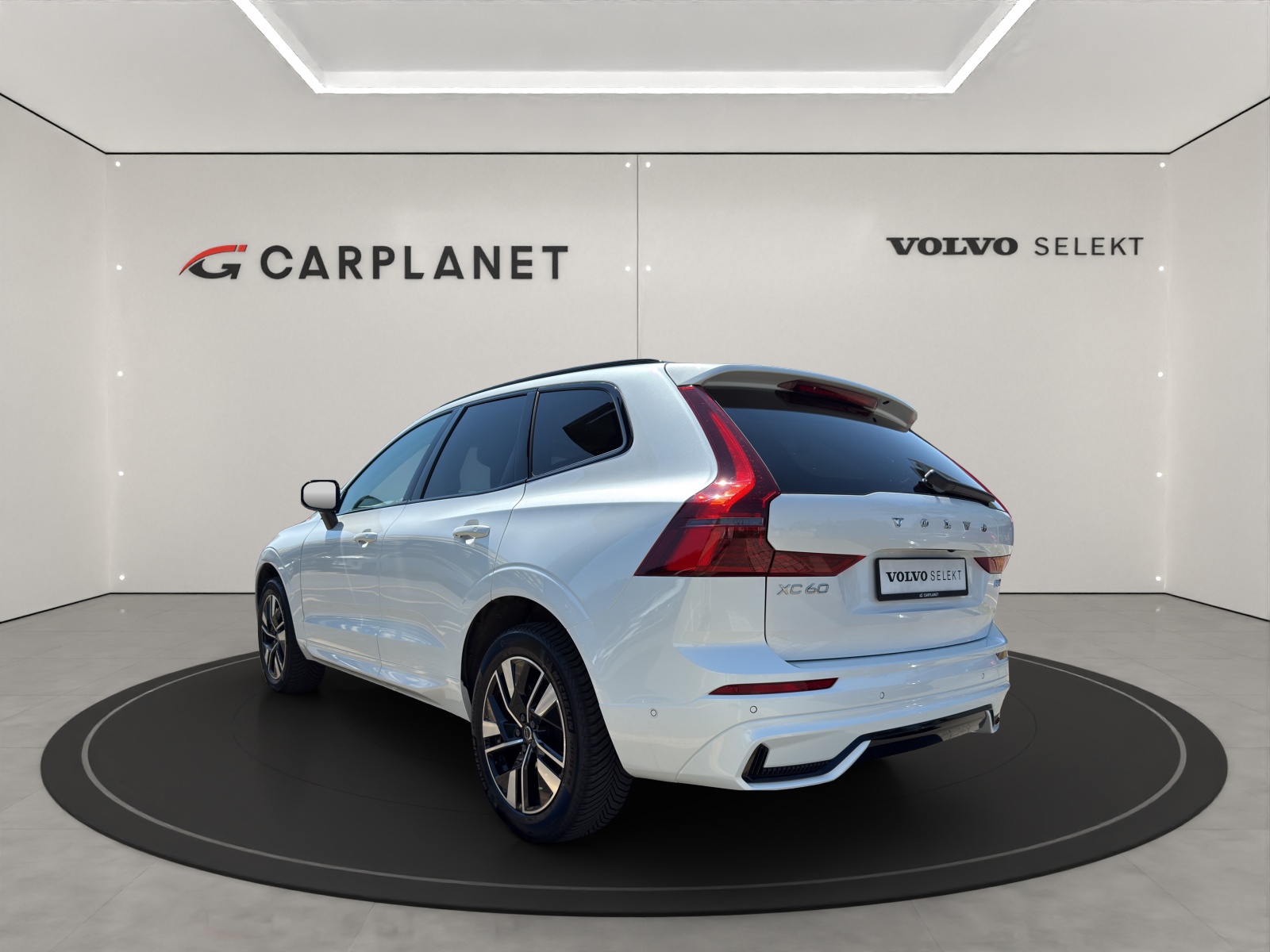 VOLVO XC60 2.0 B5 MH Plus Dark AWD-showroom-element-3