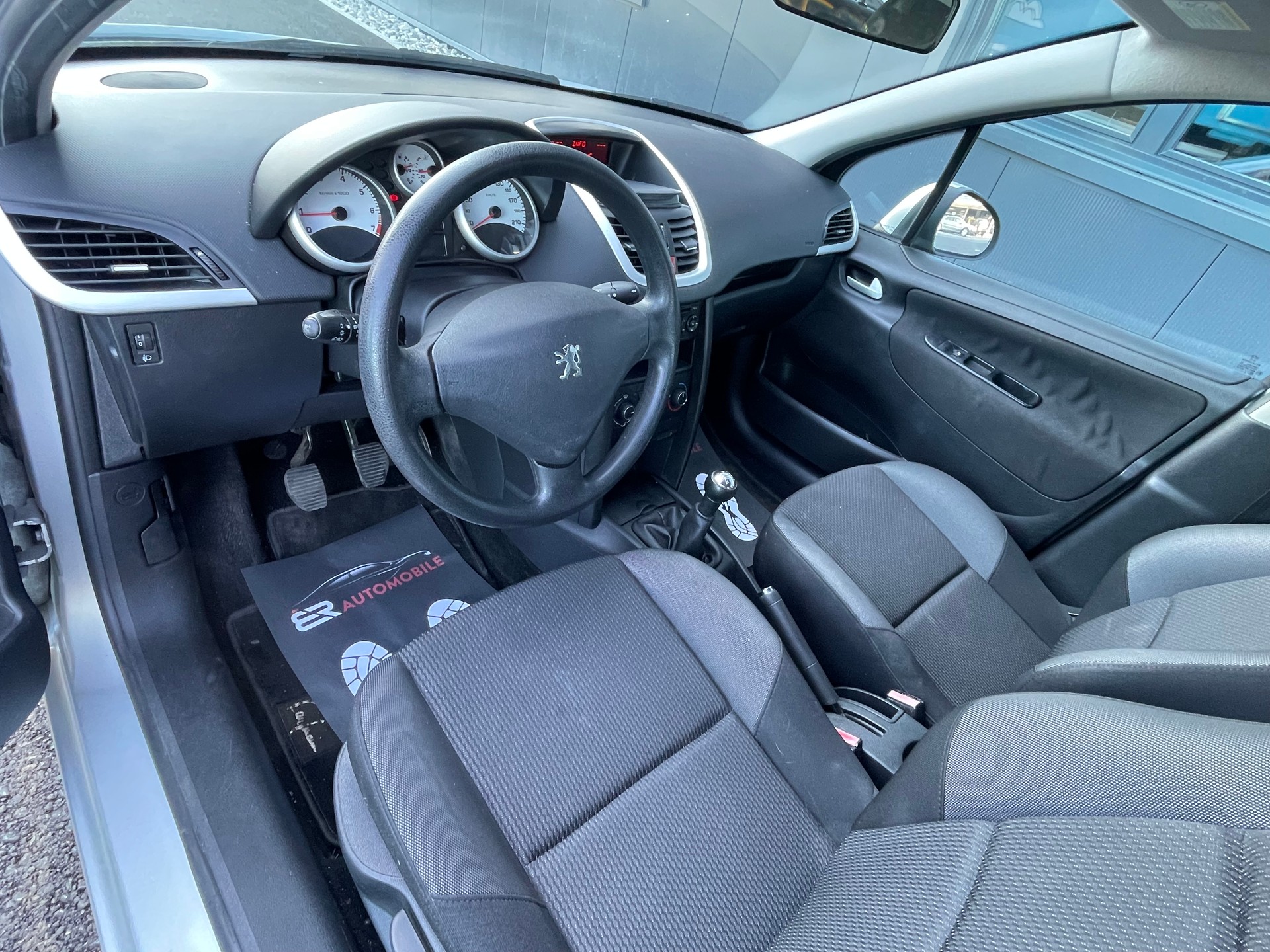 PEUGEOT 207 1.4 16V Trendy Clim-image-9