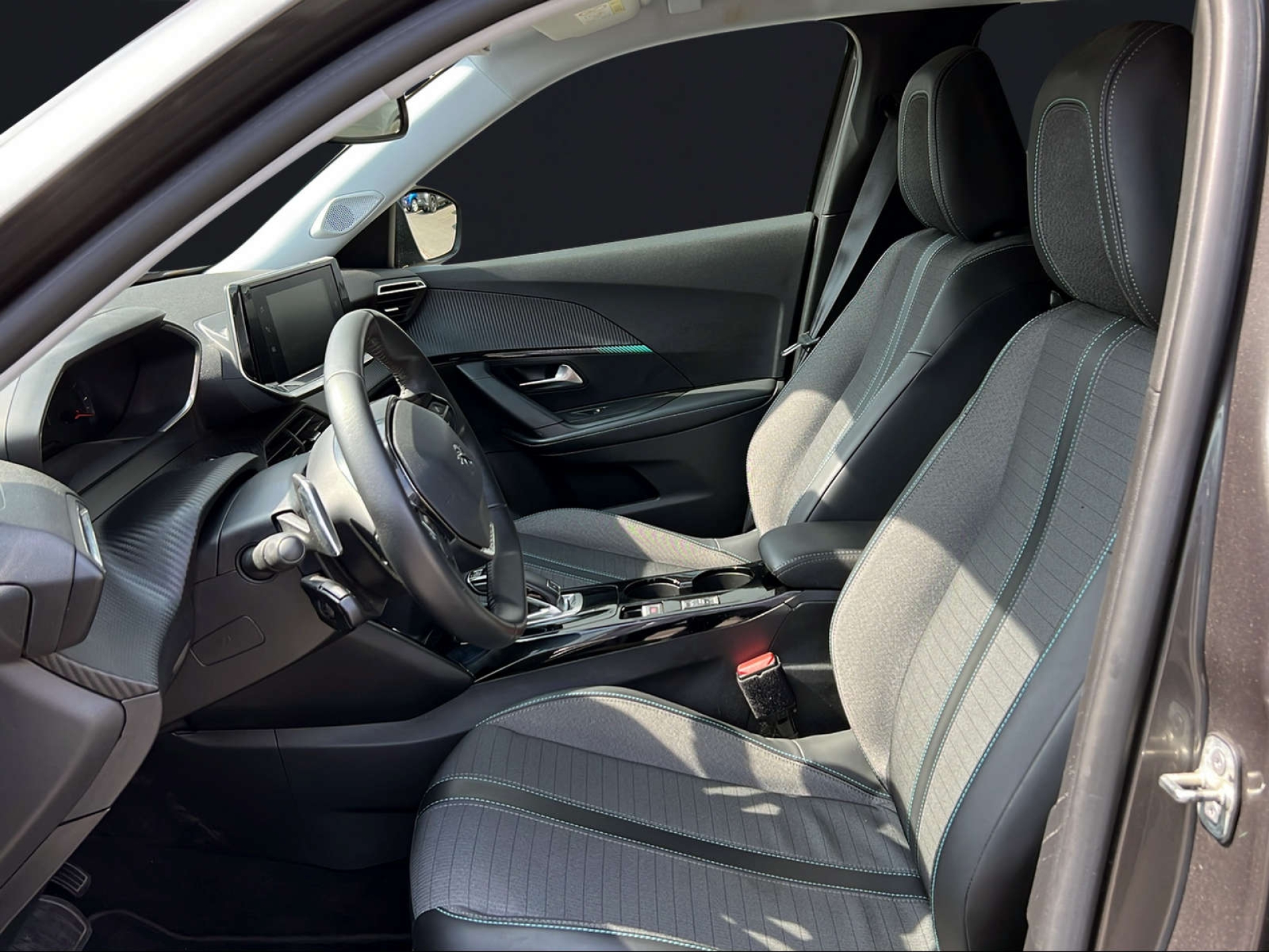 PEUGEOT 2008 1.2 PureTech Allure-image-7